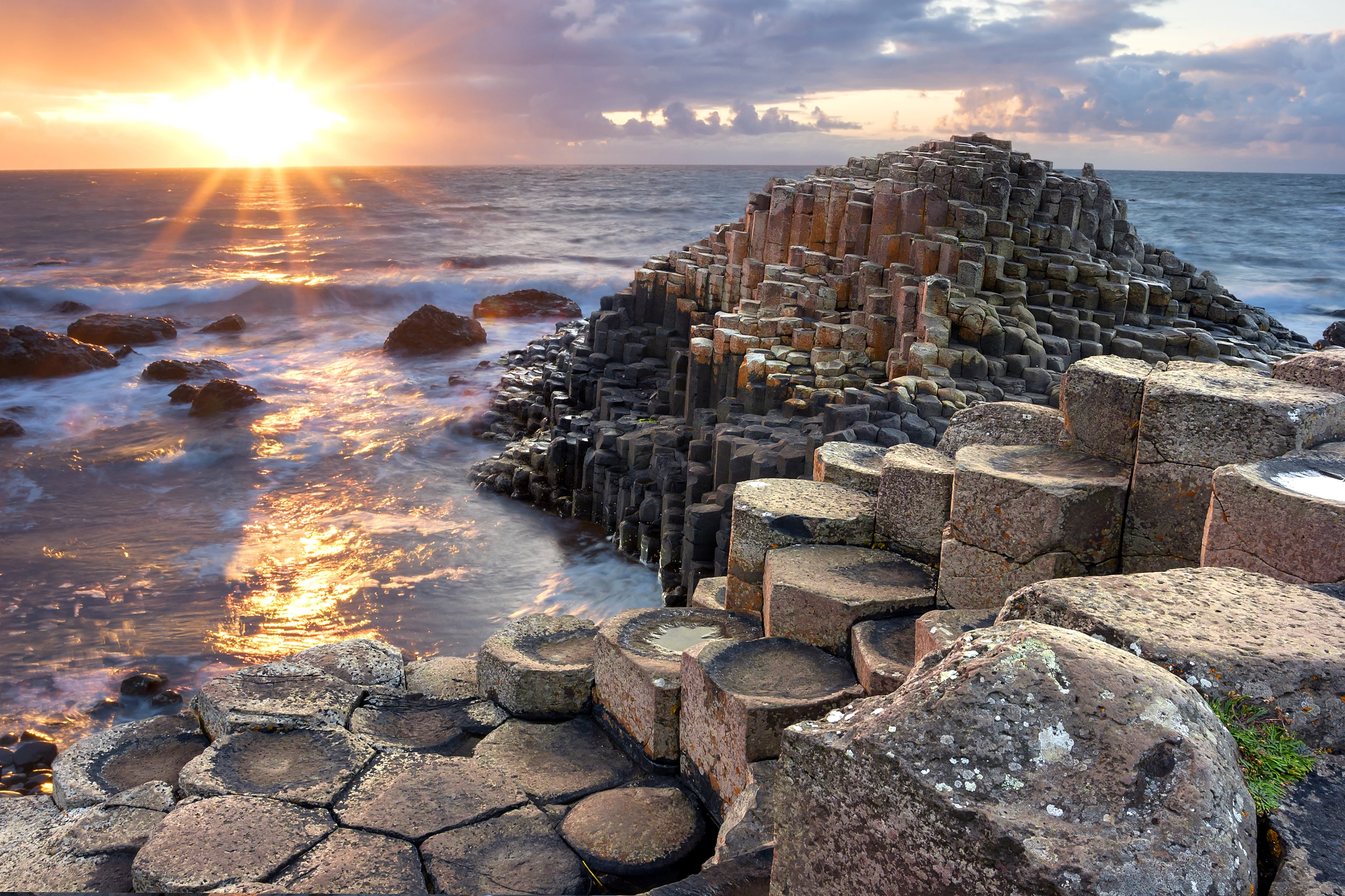 Solnedgång vid Giants Causeway, Nordirland