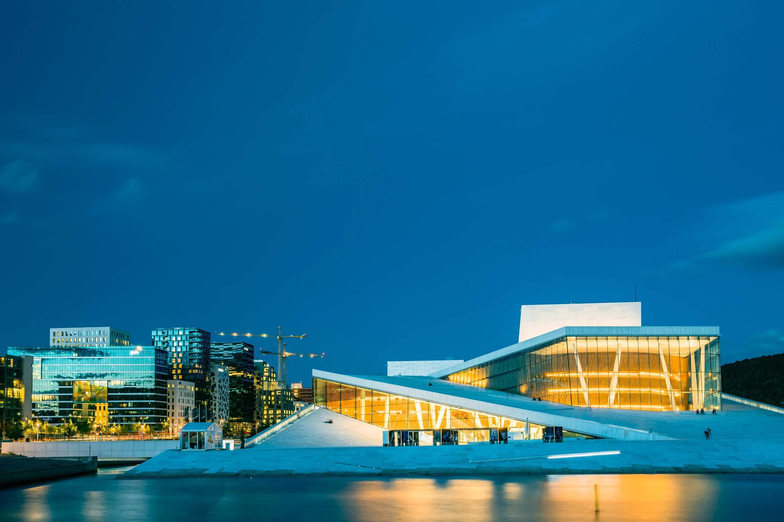 Operahuset i Oslo på kvällen, Norge