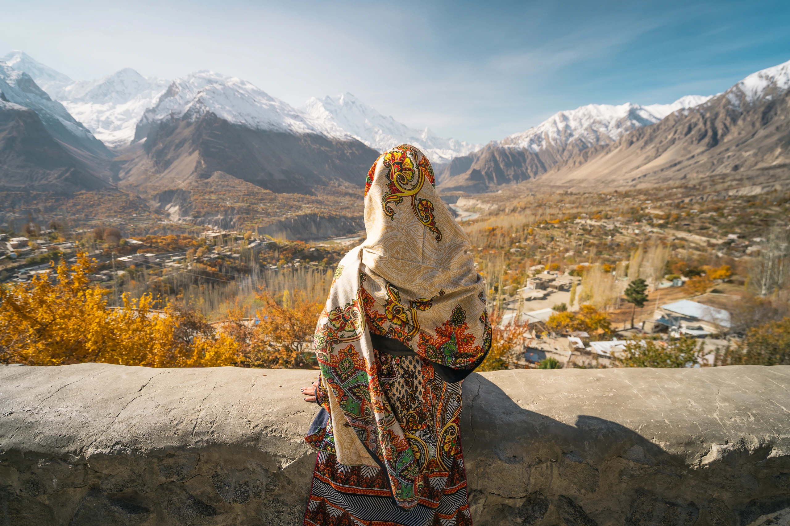 Kvinna i traditionell klänning i Hunza-dalen, Pakistan
