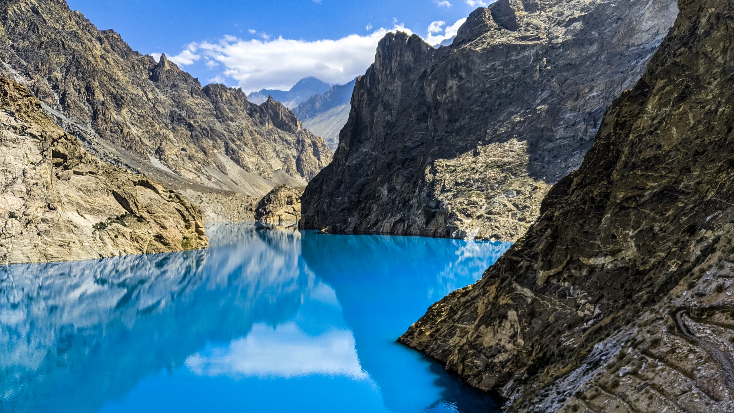Emerald green Attabad Lake i Karakorambergen, Pakistan