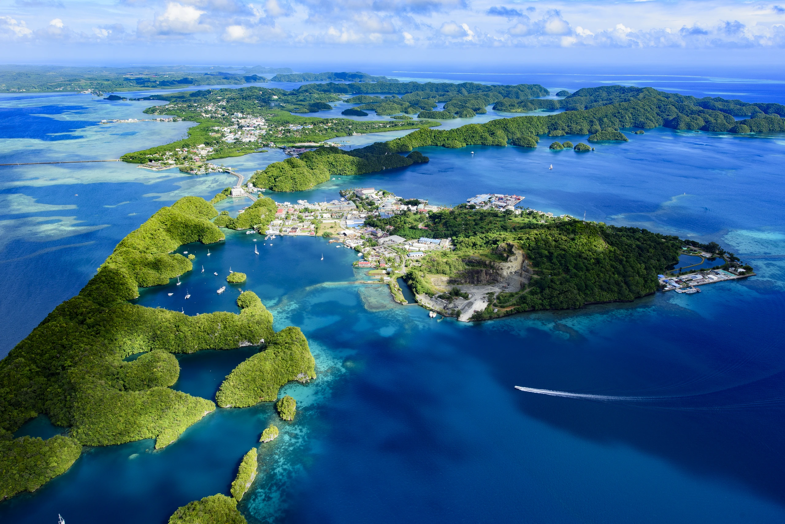 Vy över Malakal Island och Koror, Palau