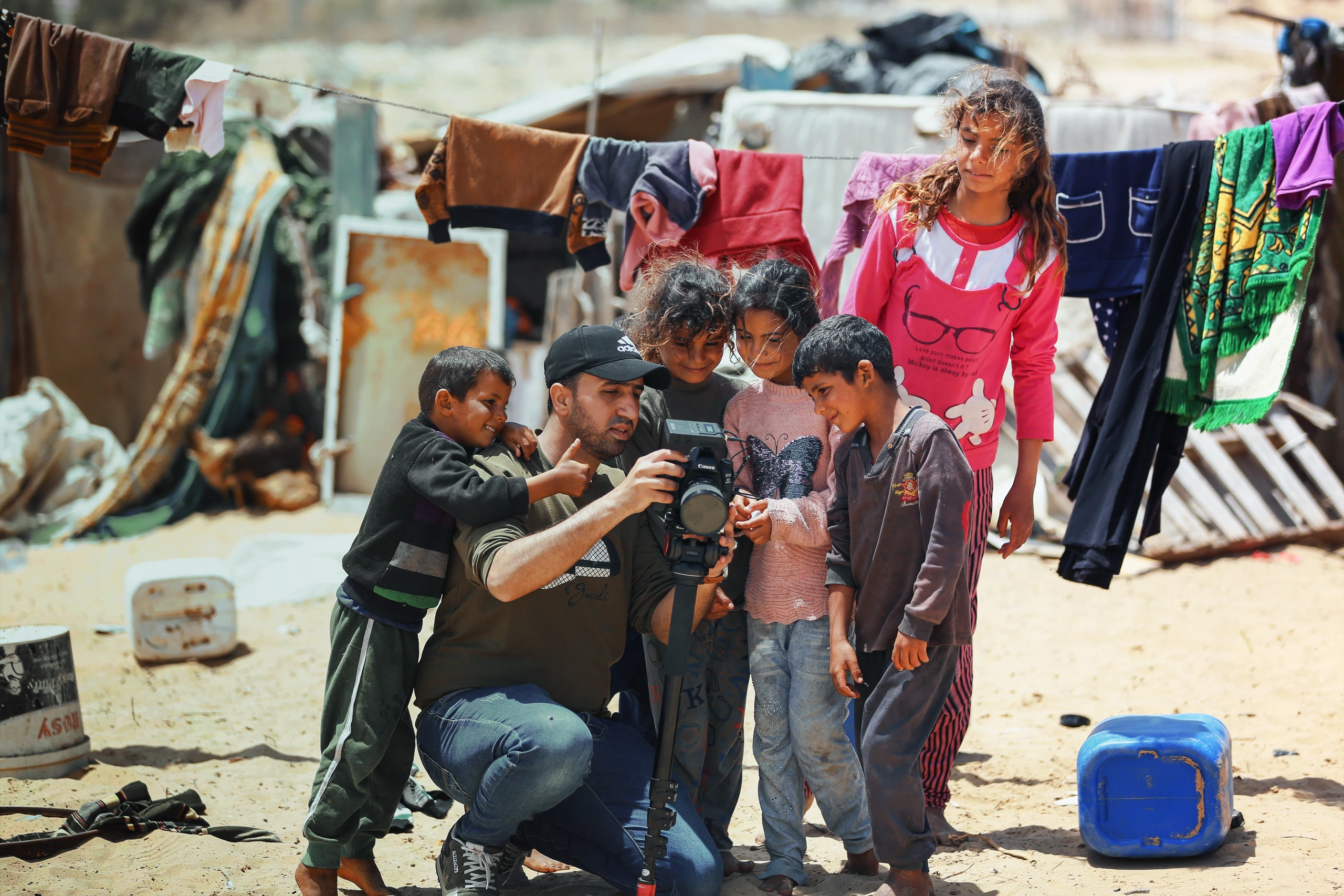 Fotograf visar barnen sina bilder, Palestina