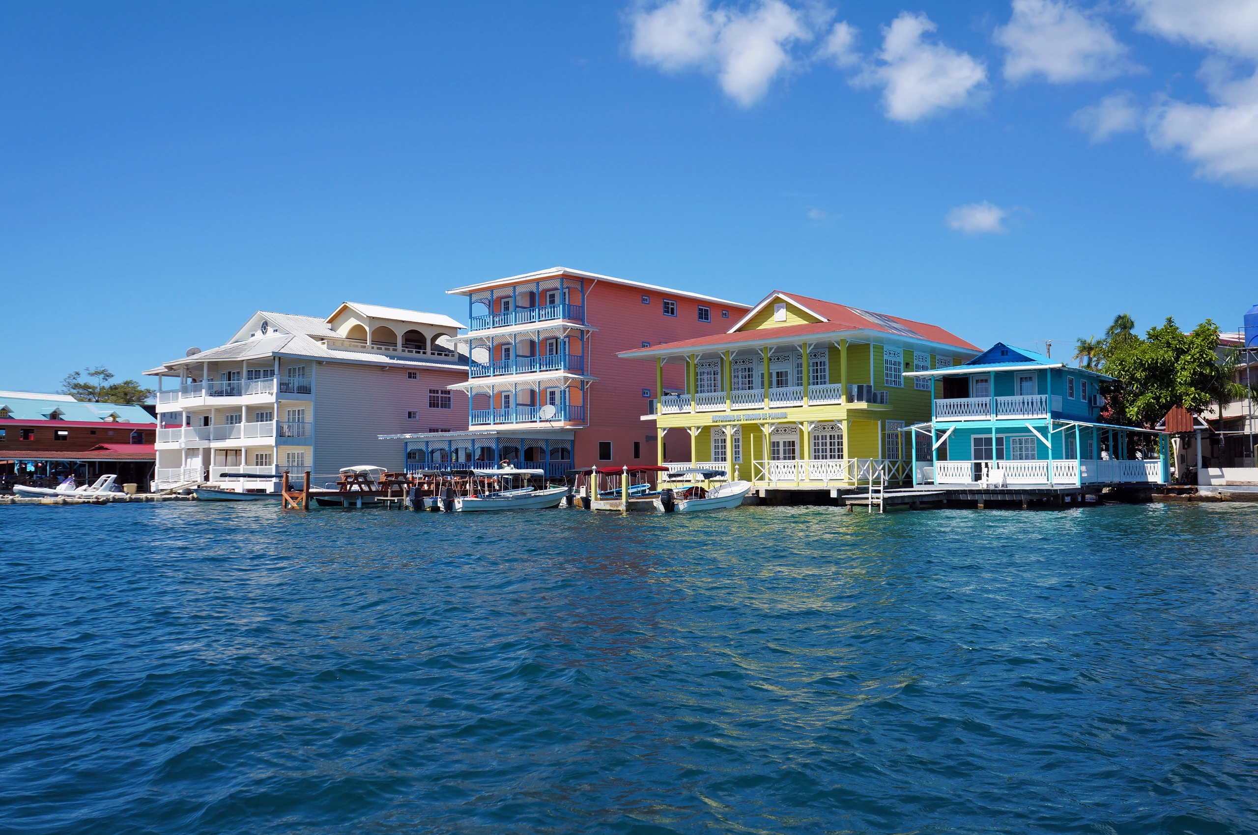 Färgglada byggnader i Panama