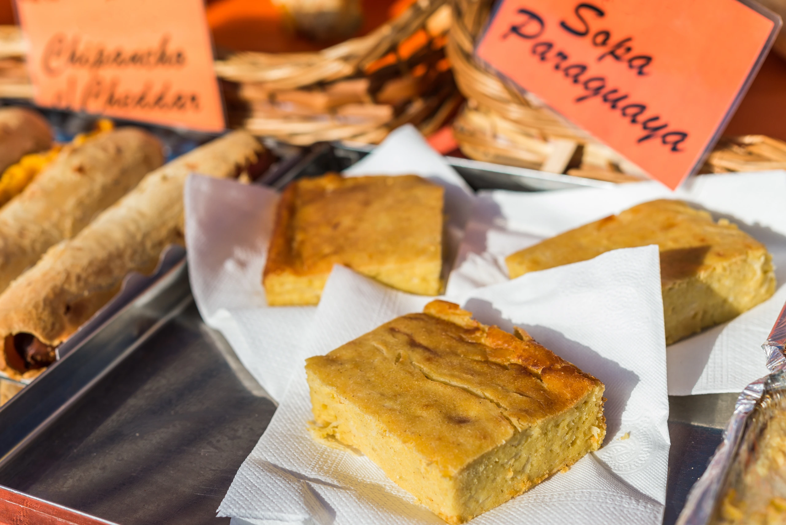 Sopa paraguaya på matmarknad i Paraguay