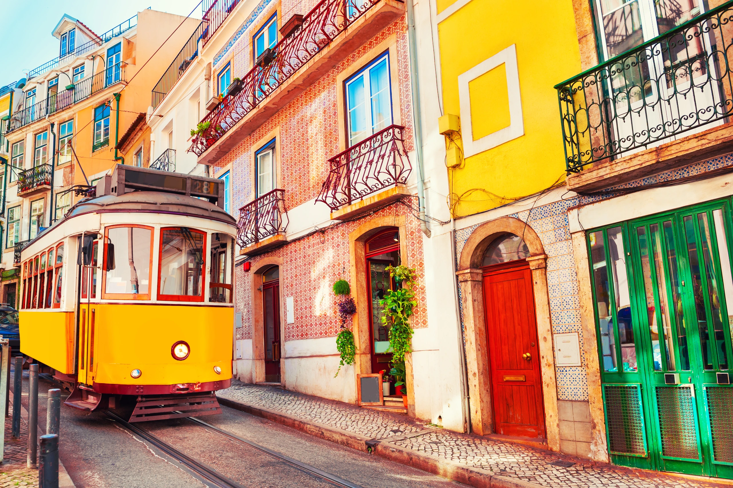 Gul vintage spårvagn i Lissabon, Portugal