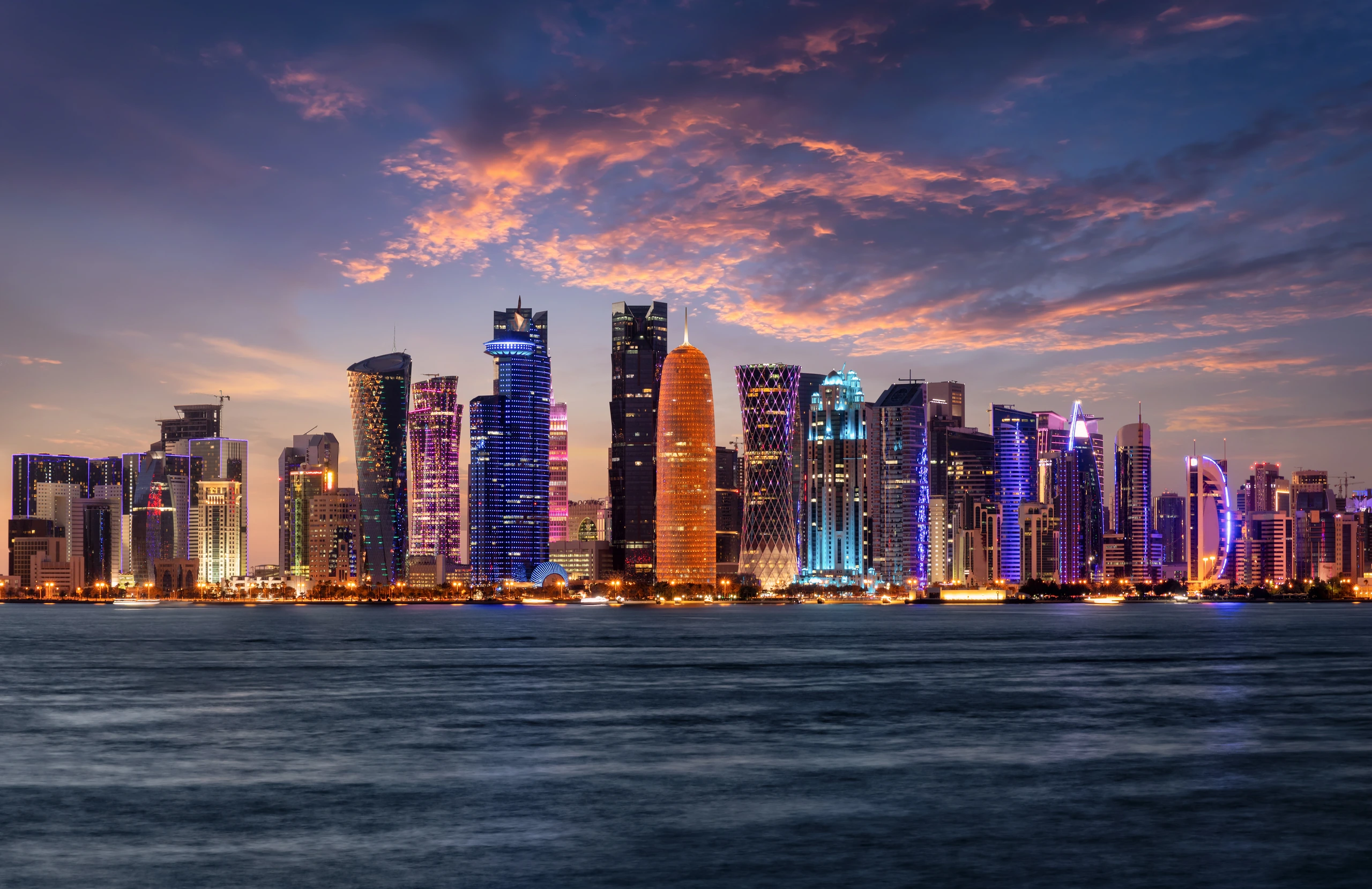 Upplyst skyline i Doha, Qatar