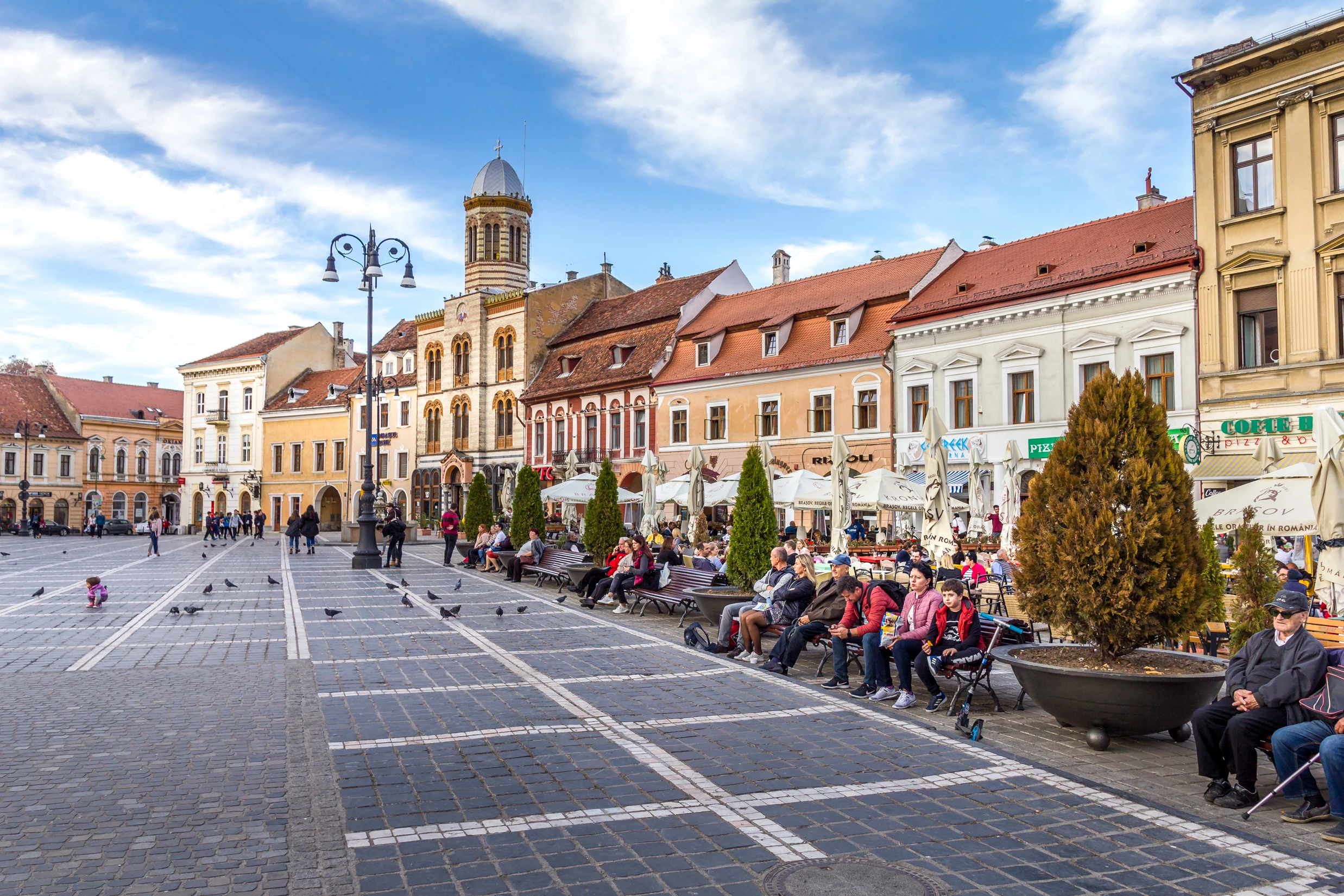 Människor på Piața Sfatului, Brașov, Rumänien