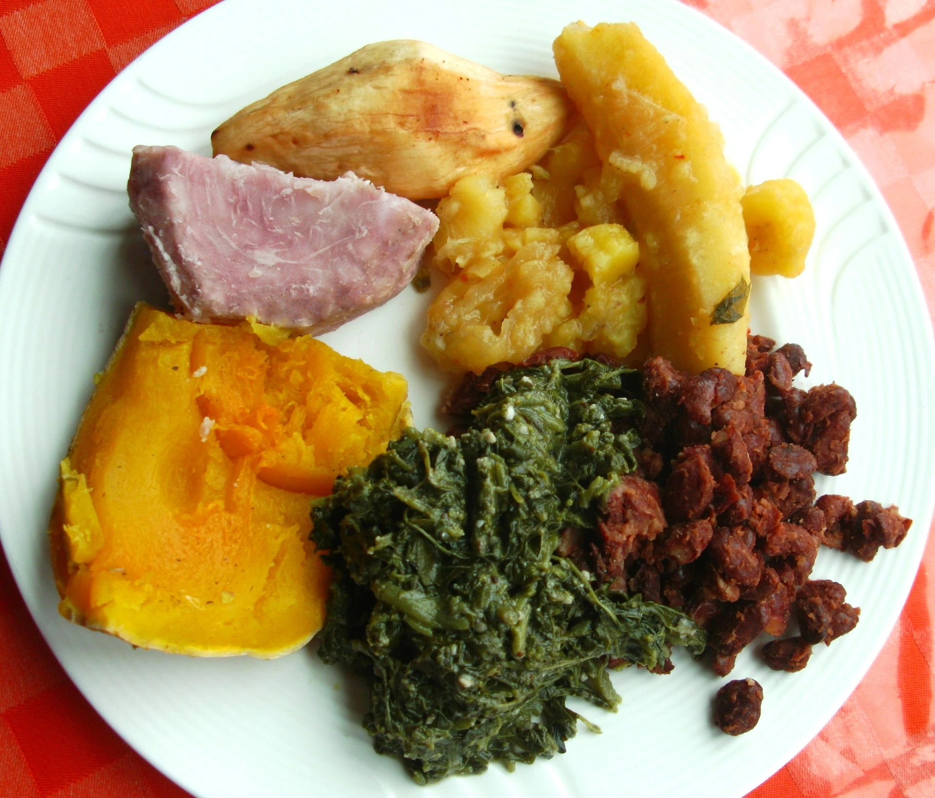 Traditionell lunch med taro och sötpotatis i Rwanda
