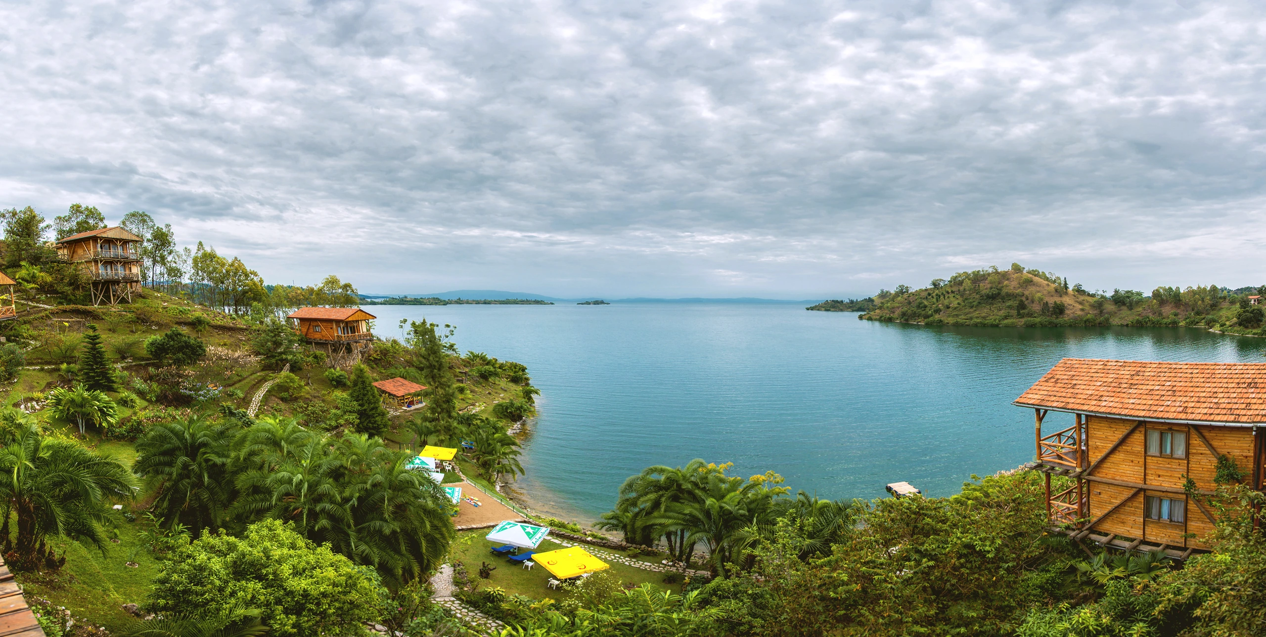 Panoramavy över sjö i Rwanda