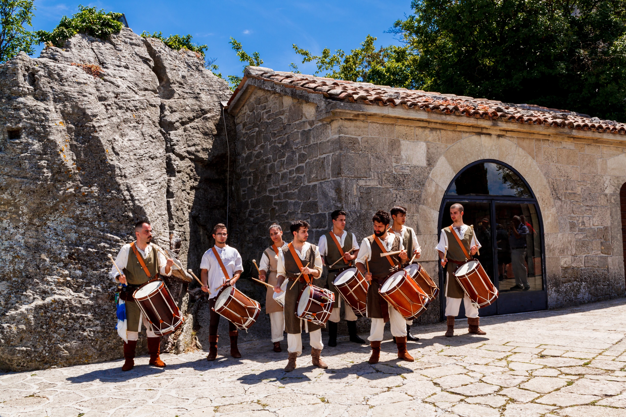 Trummisar på festival i San Marino slott