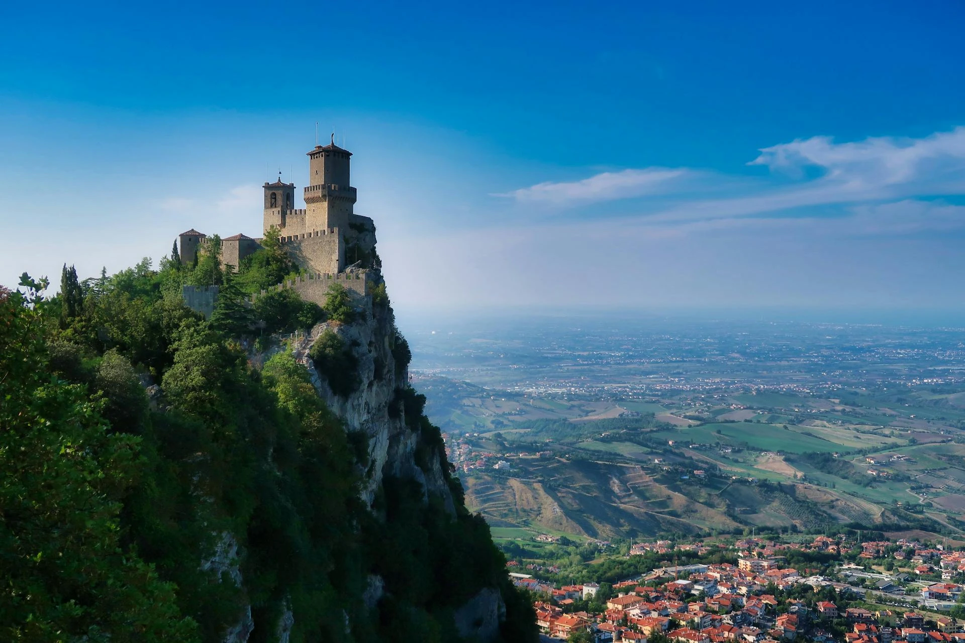 Gammalt slott på klippa i San Marino
