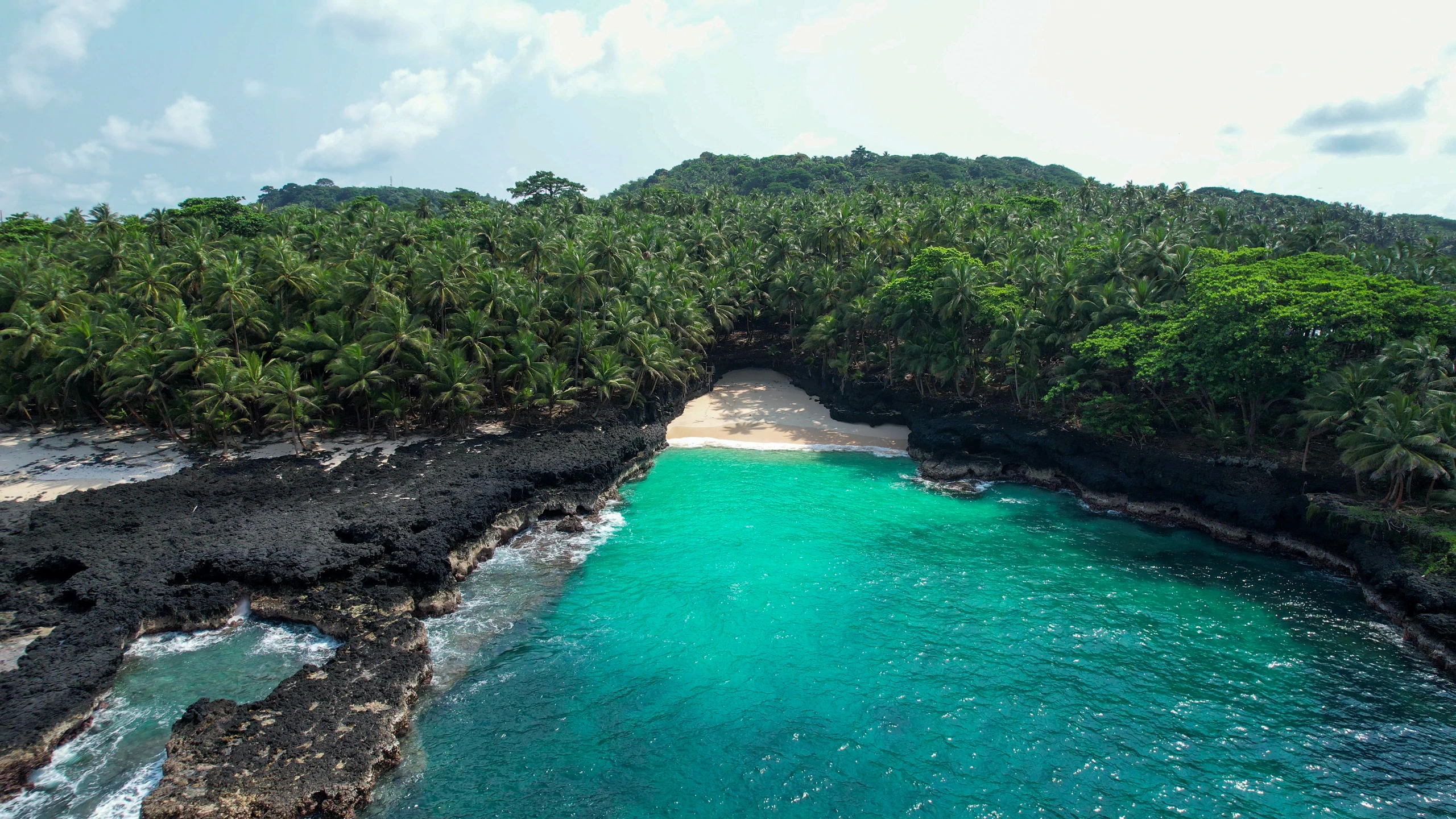 Flygfoto över Bateria Beach, Ilheu das Rolas, São Tomé och Príncipe