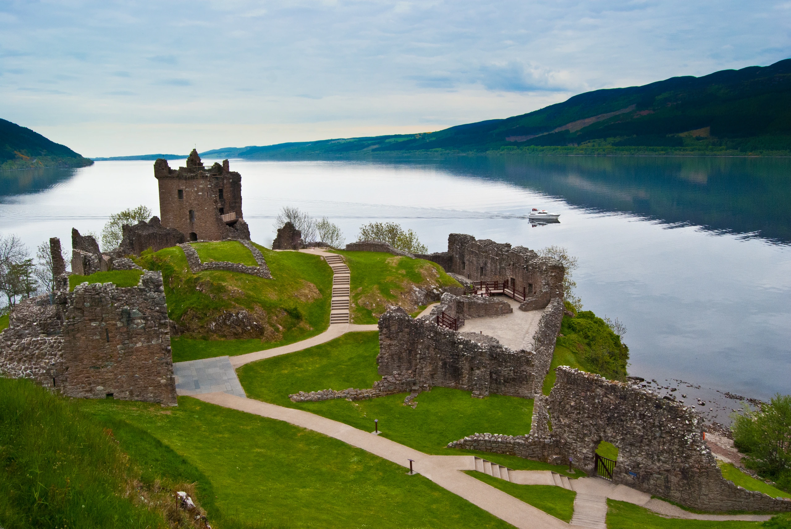 Vy över Urquhart Castle, Skottland