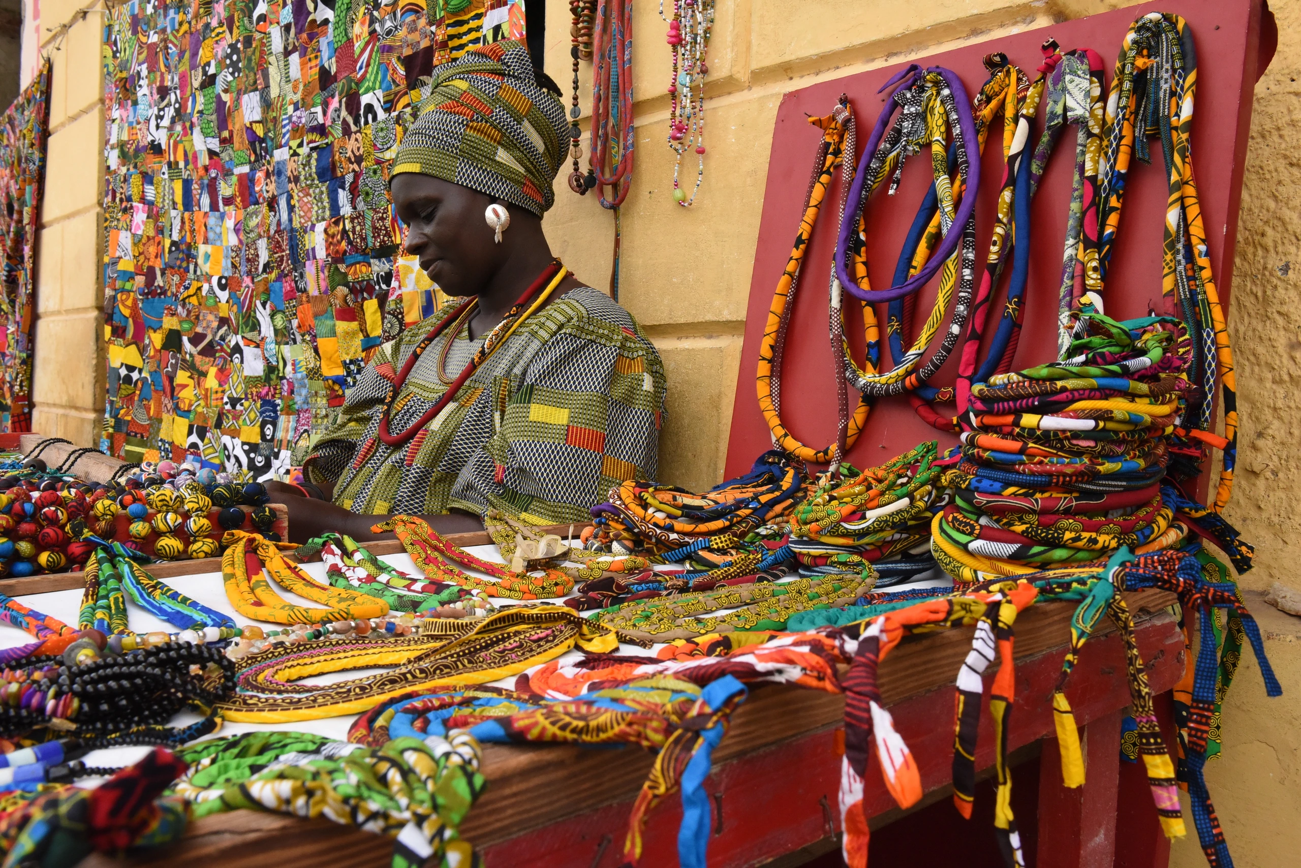 Marknad med färgglada accessoarer i Senegal
