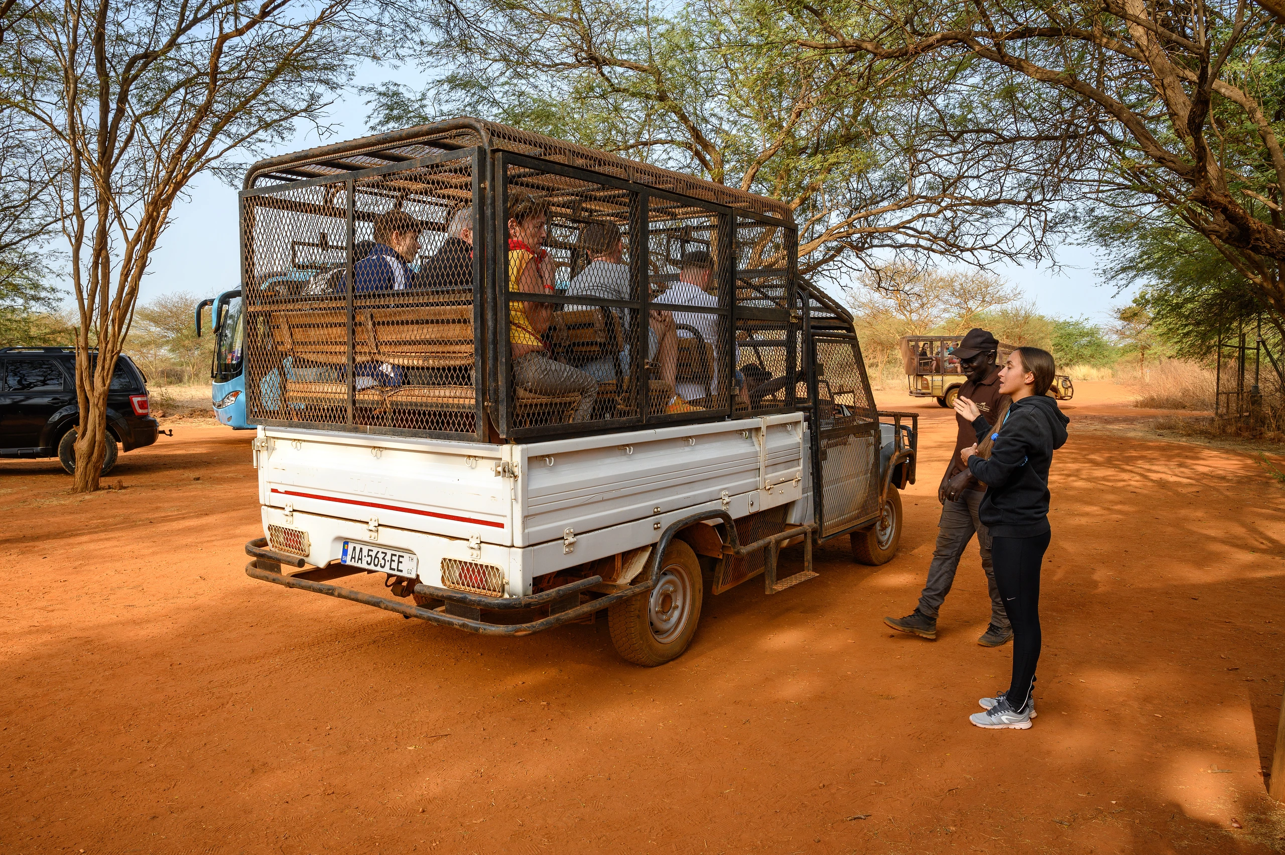 Turister i bilbur vid Ranch de Bandia, Senegal