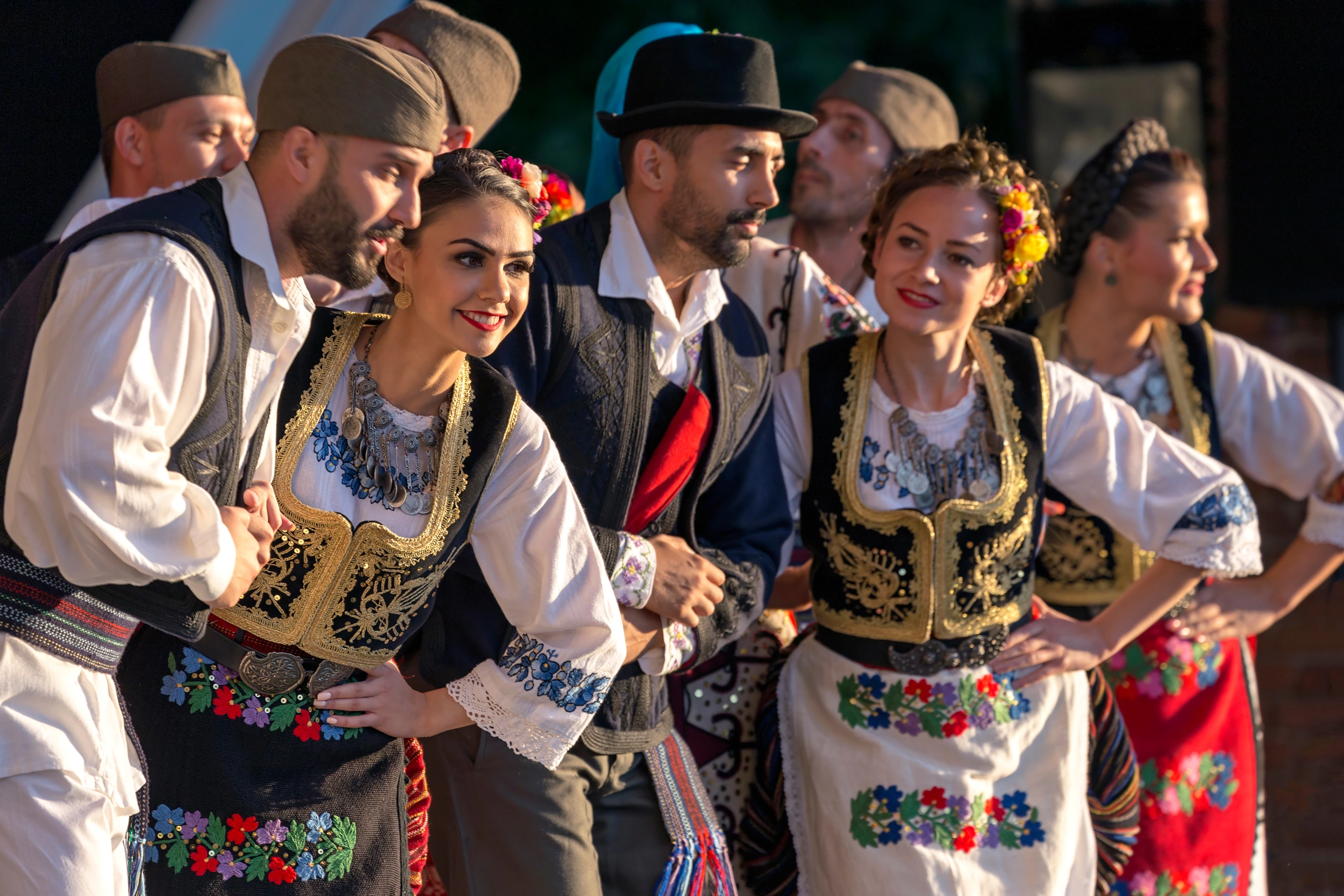Serbiska folkdansare uppträder, Serbien