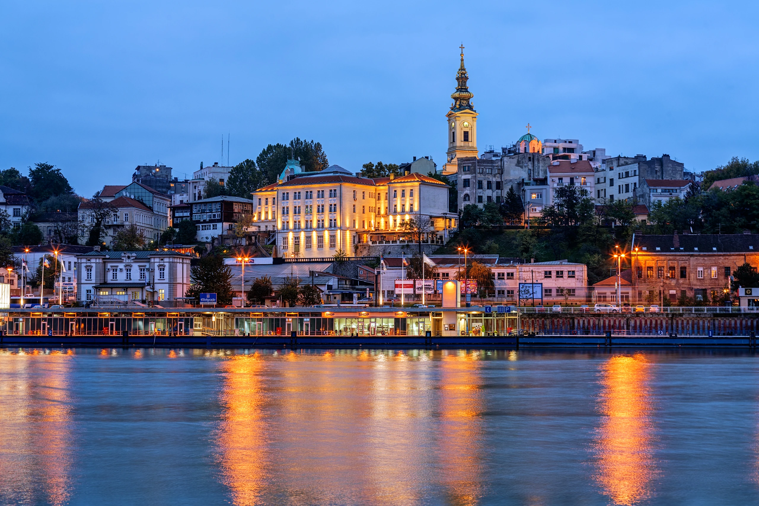 Panorama över Belgrad vid floden Sava, Serbien