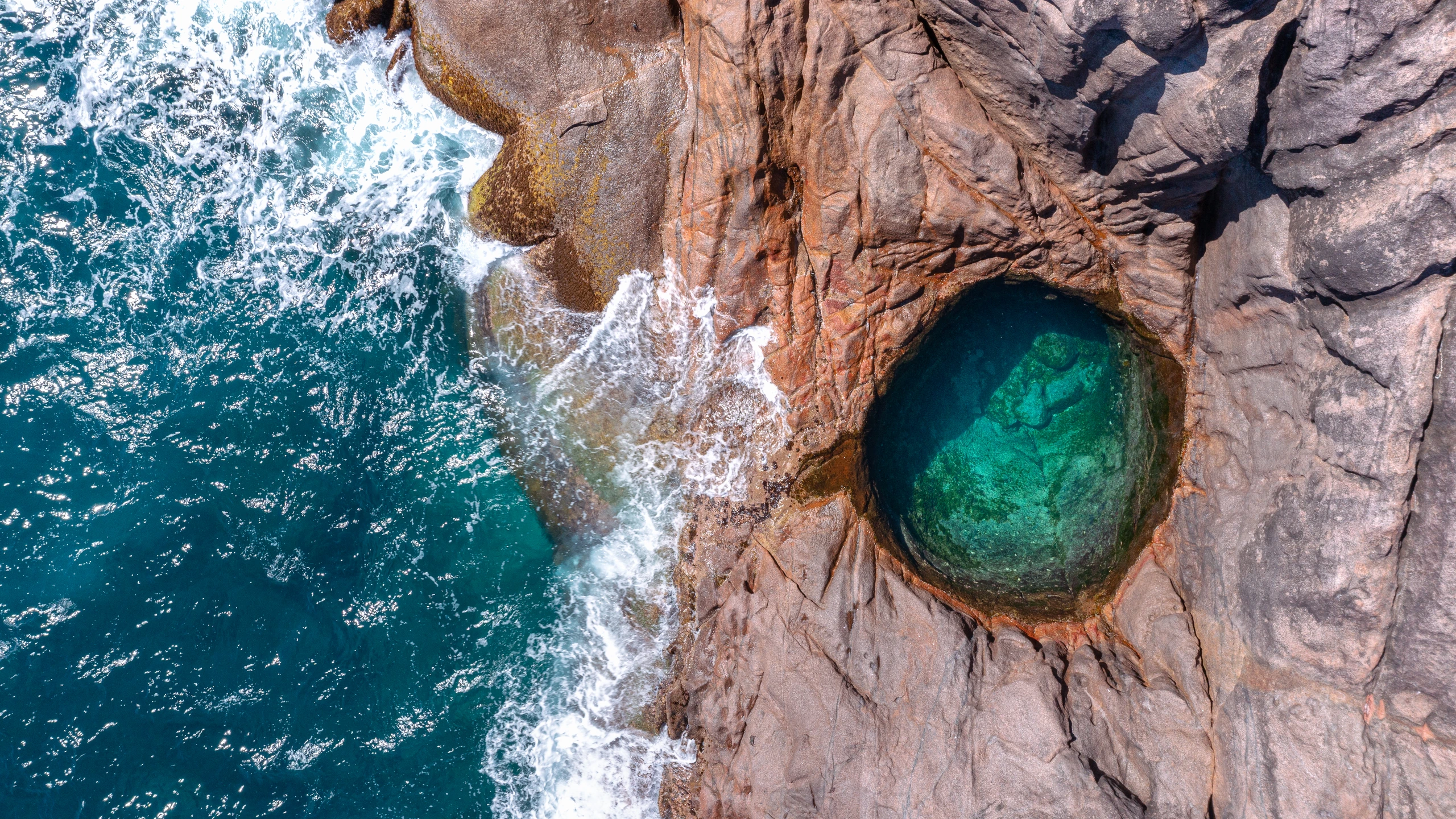 Rock pool på Takamaka Beach, Mahé, Seychellerna