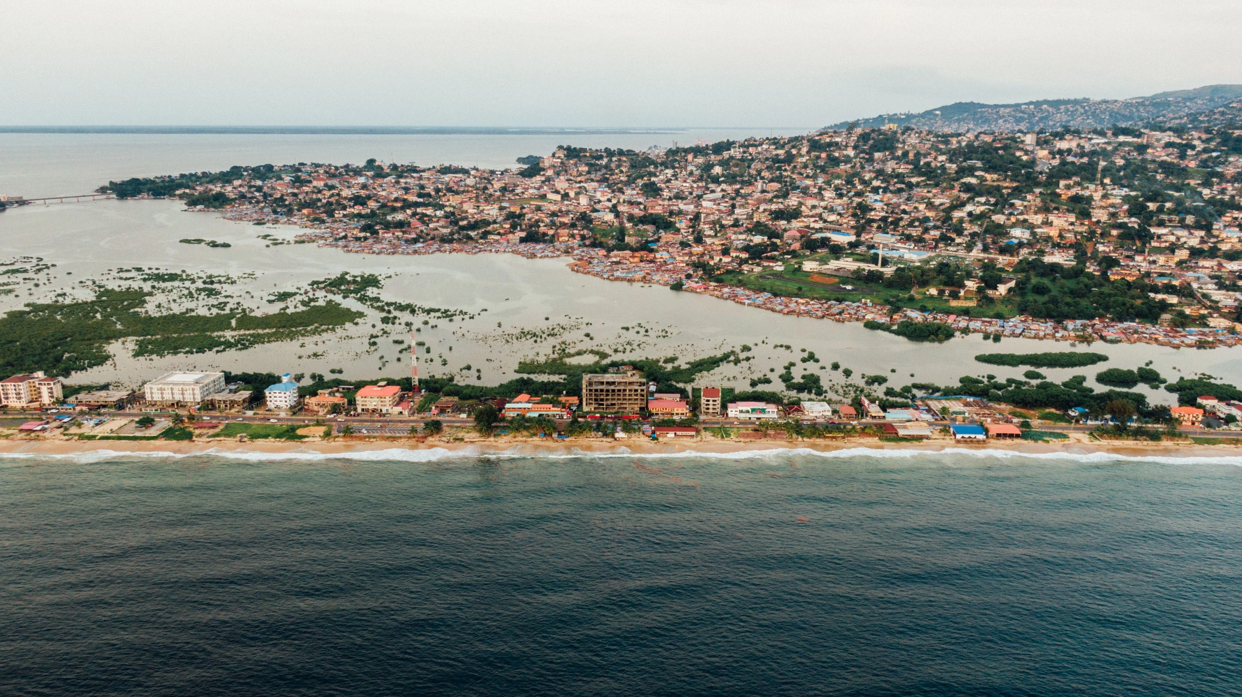 Flygbild över Freetown, Sierra Leone