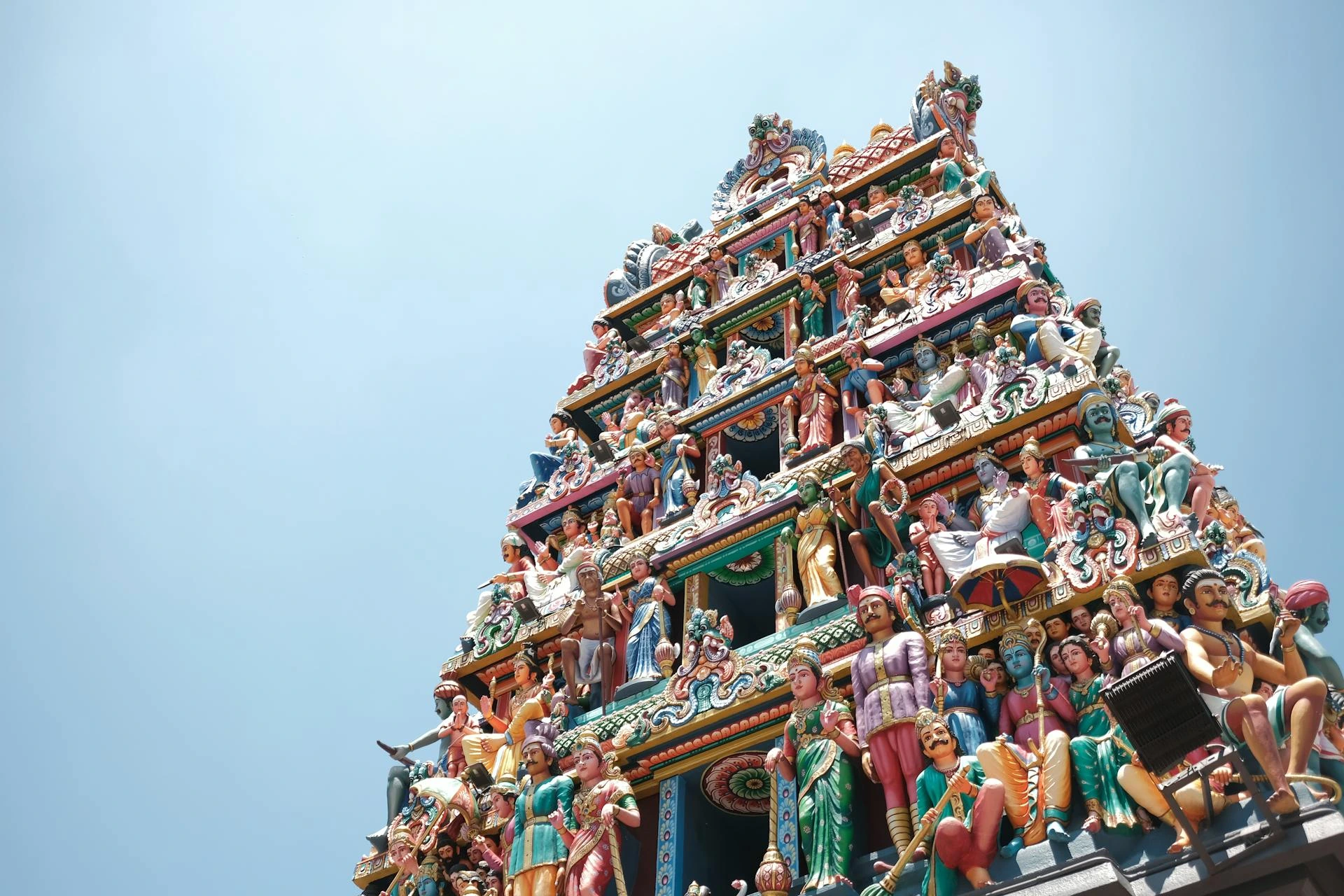 Färgglad hindutempelstorn i Singapore