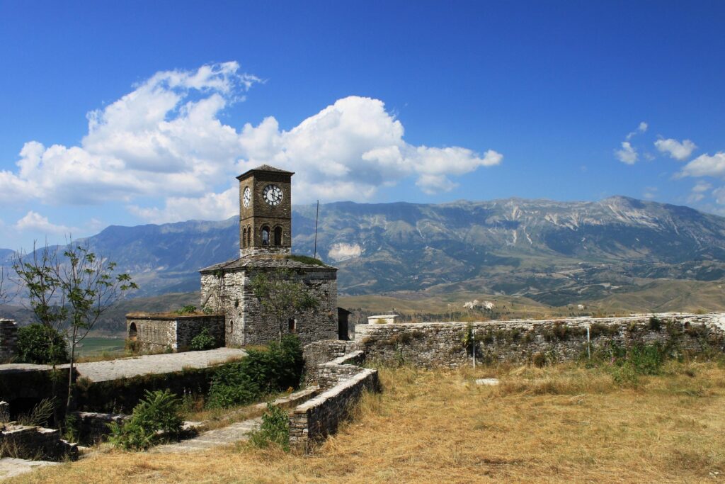Albanien - Reseguide 3 sky 3234145 1920 Slottet i Gjirokastra