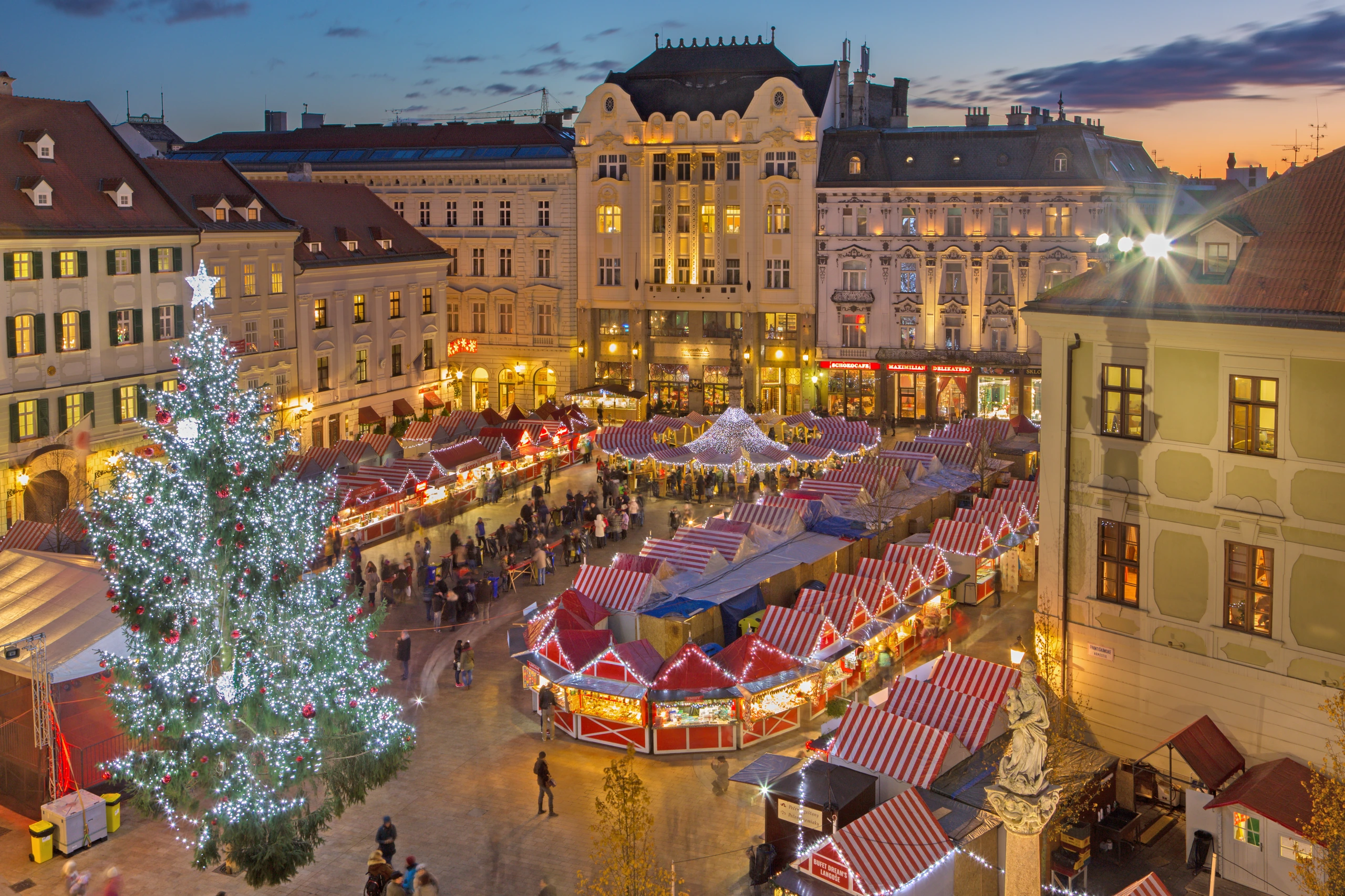 Julmarknad på Stora torget i Bratislava, Slovakien