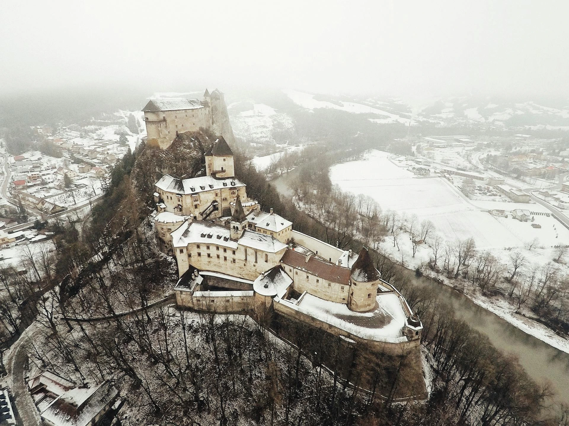 Luftfoto av slott i Slovakien