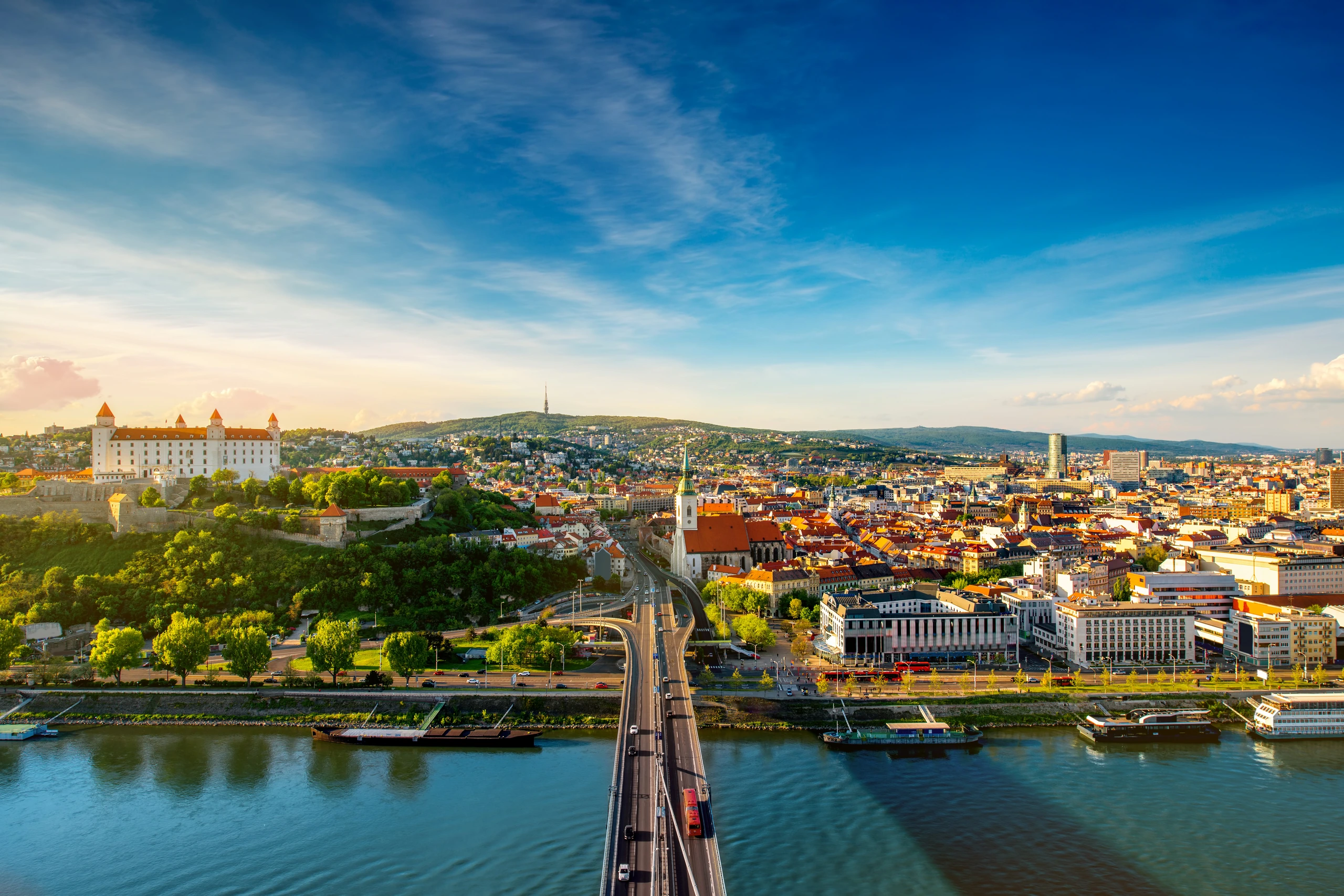 Stadssilhuett över Bratislava, Slovakien