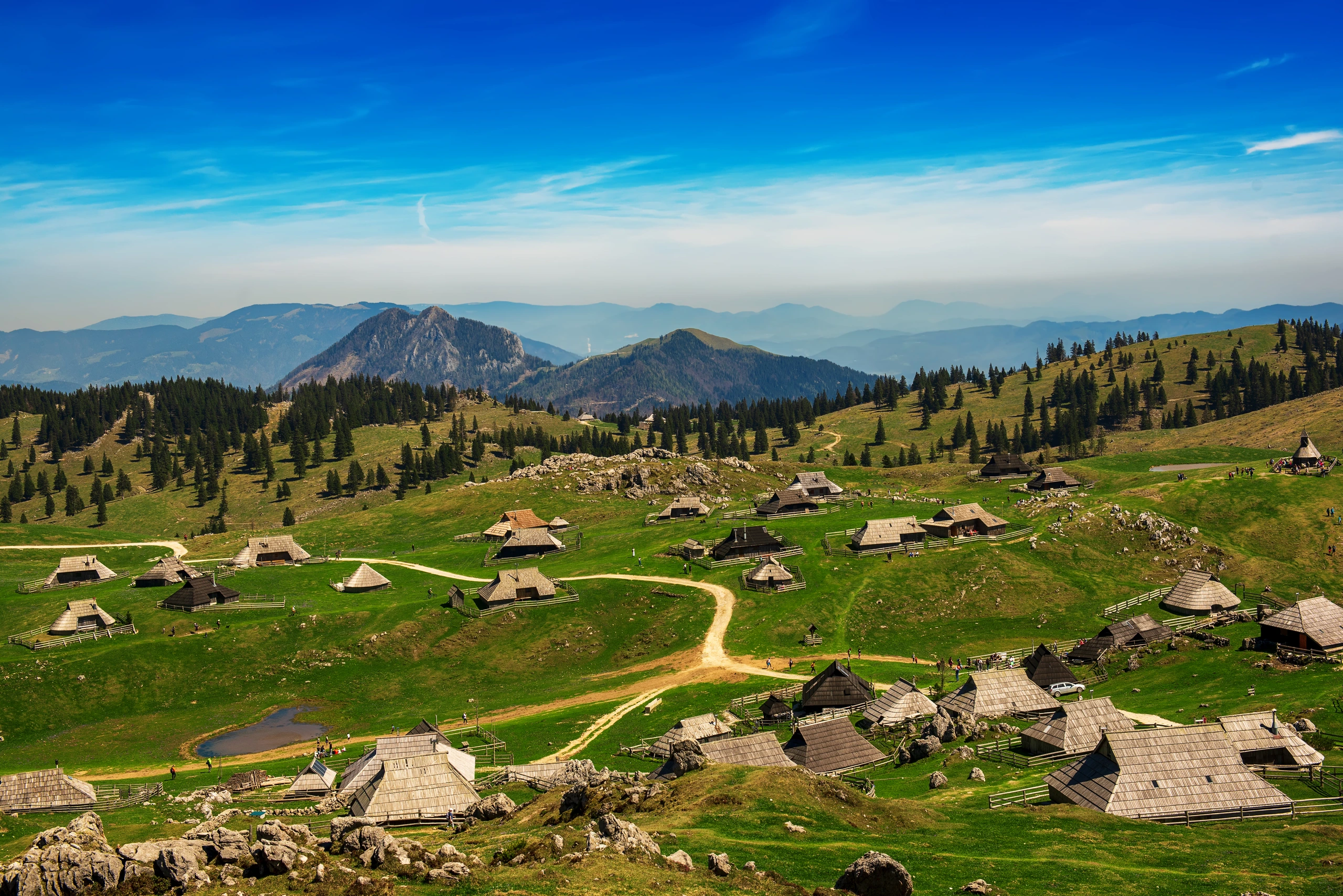 Bergsby med trädhus på Velika Planina, Slovenien