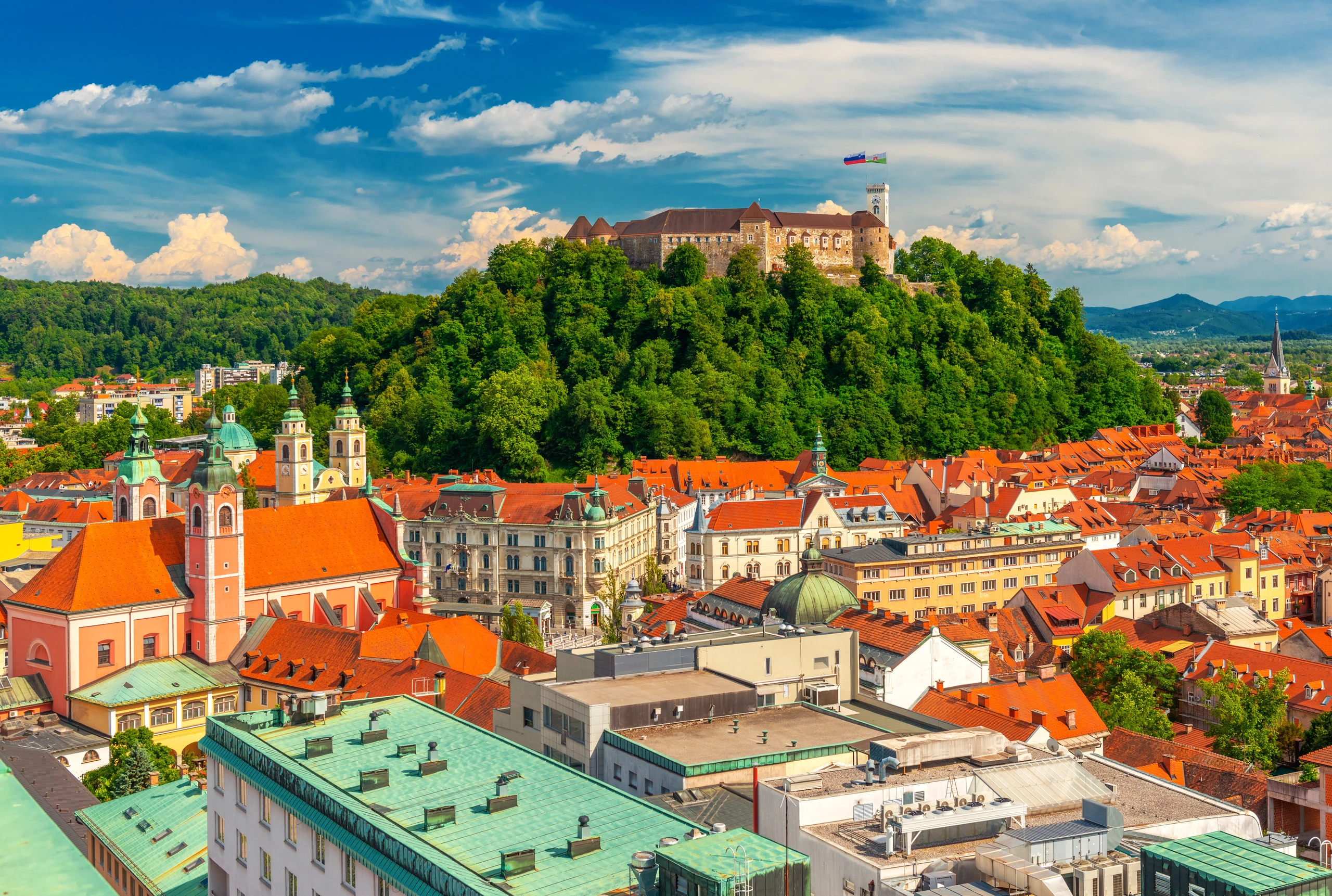 Flygfoto av Ljubljana med slottet på kullen, Slovenien