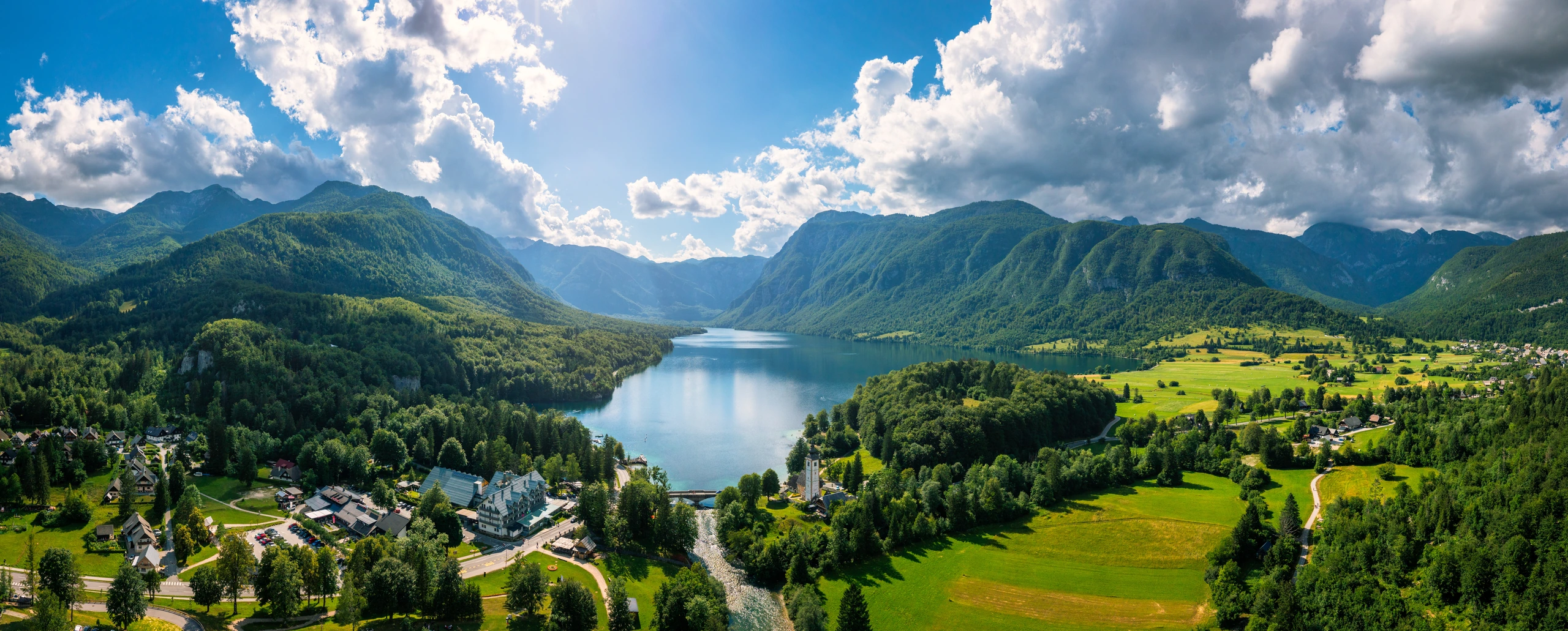 Flygfoto av Bohinjsjön, Julian Alps, Slovenien