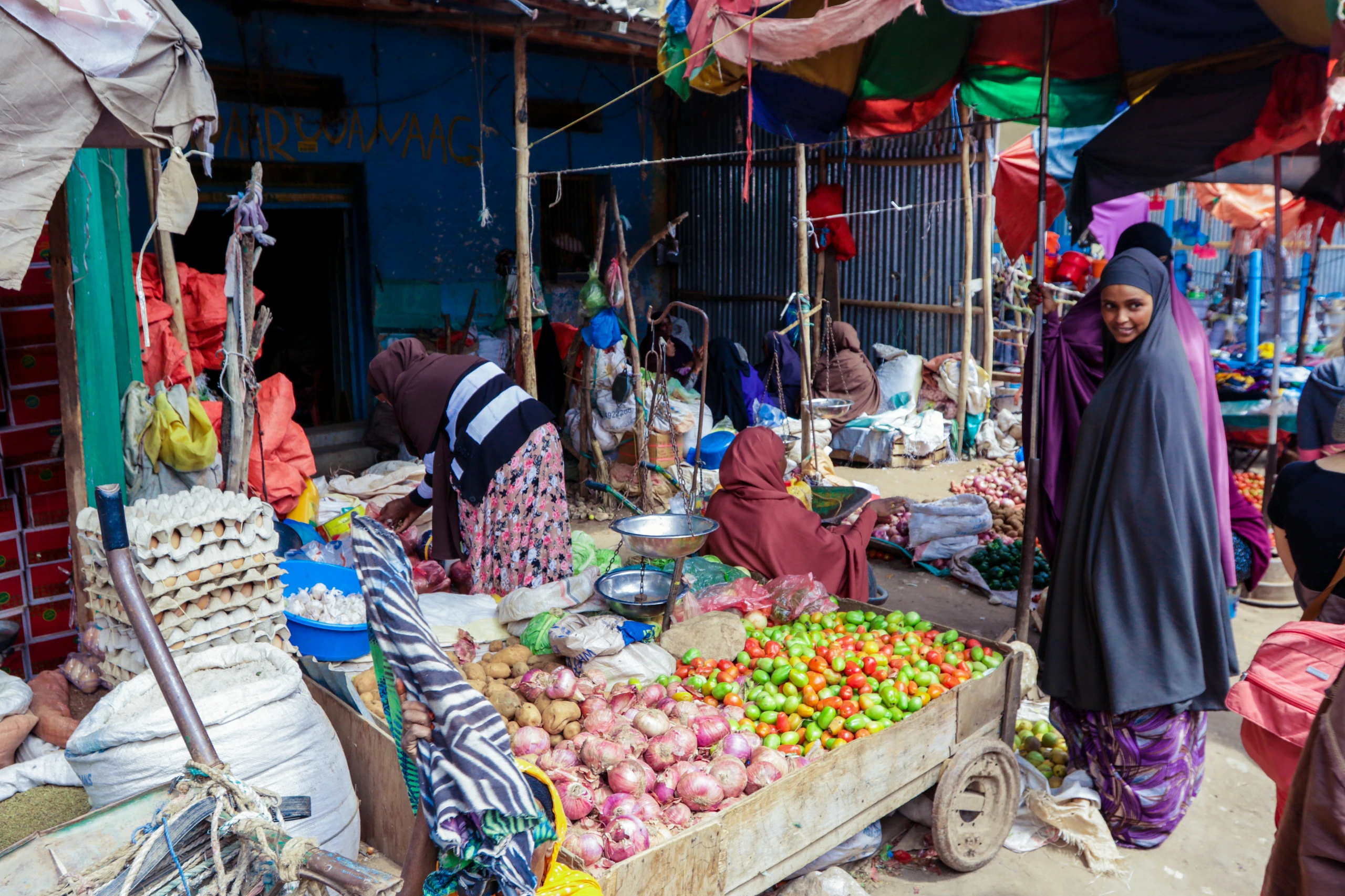 Matmarknad med frukter och grönsaker i Somalia
