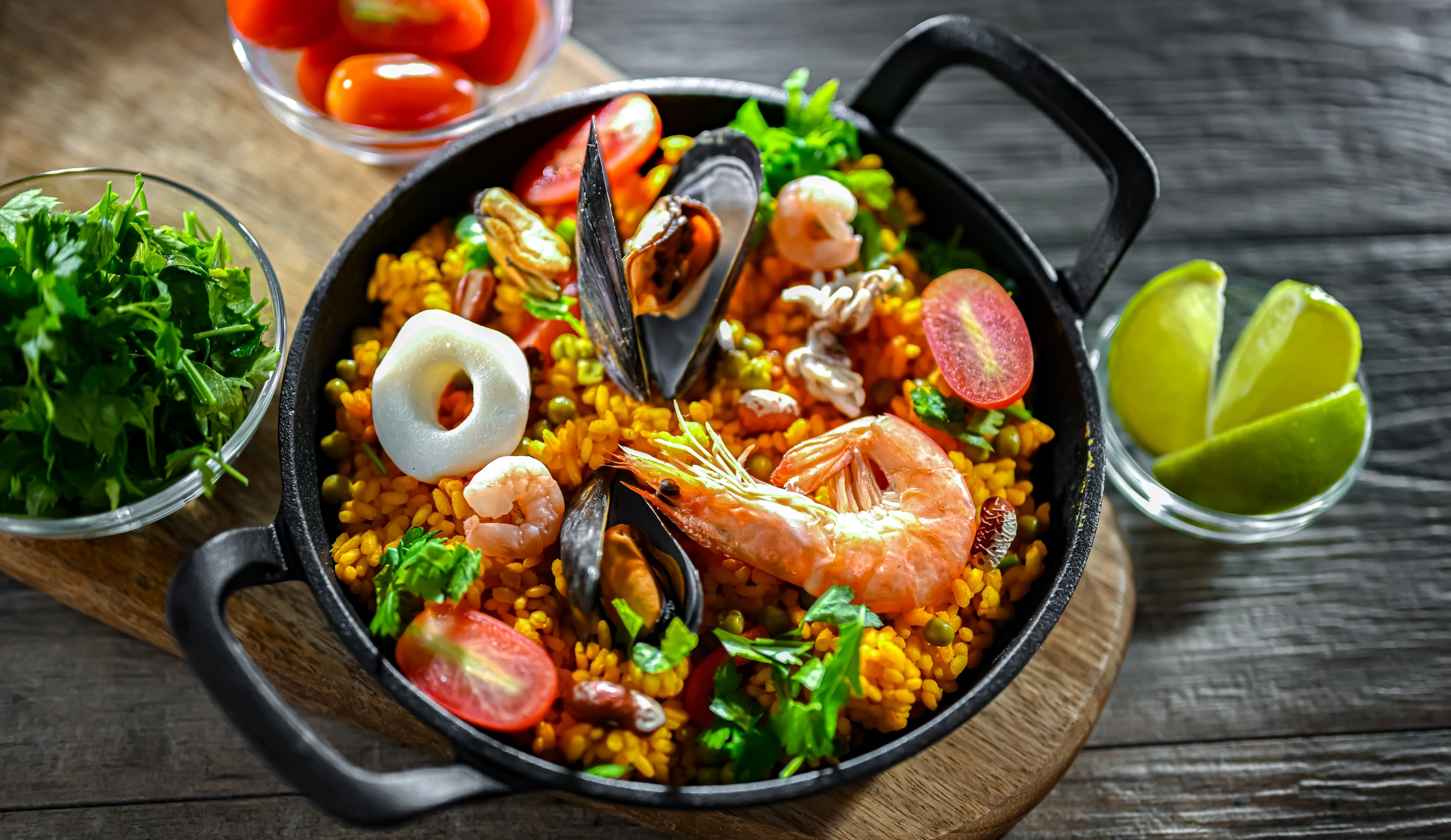 Skaldjurspaella i gjutjärnspanna, Spanien