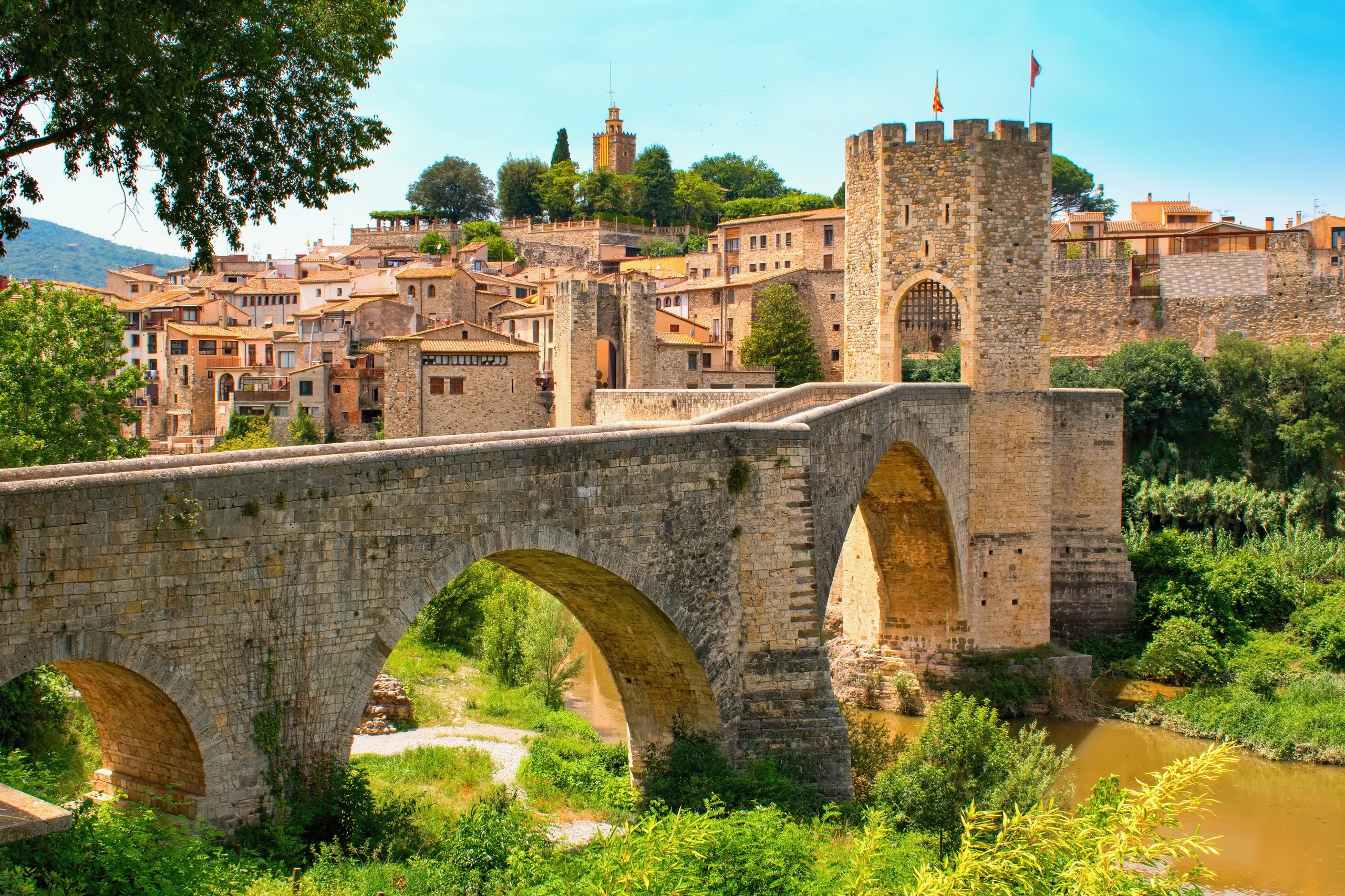 Bro över Fluvia i Besalú, Spanien