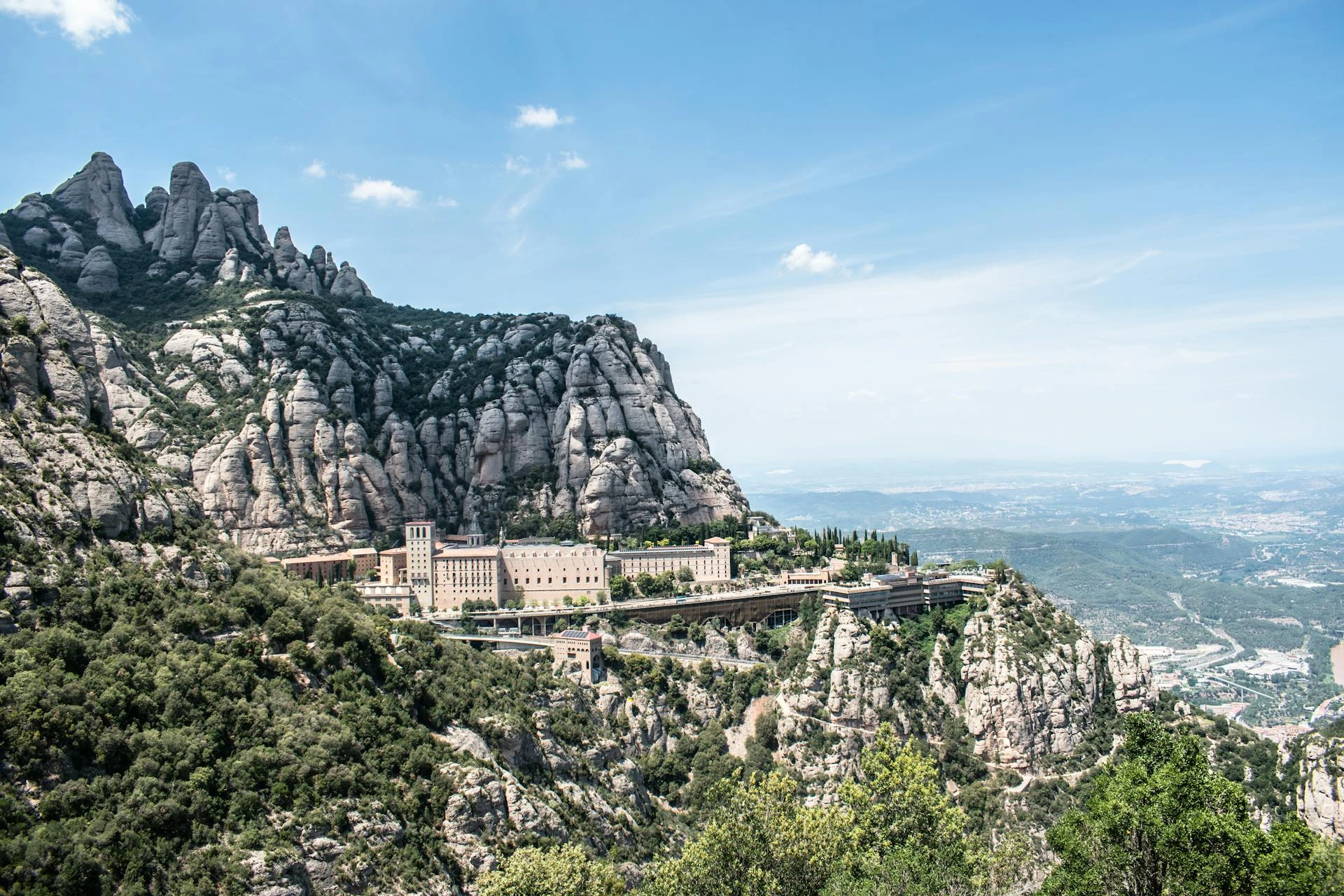 Abbey under Montserrat Peak, Spanien