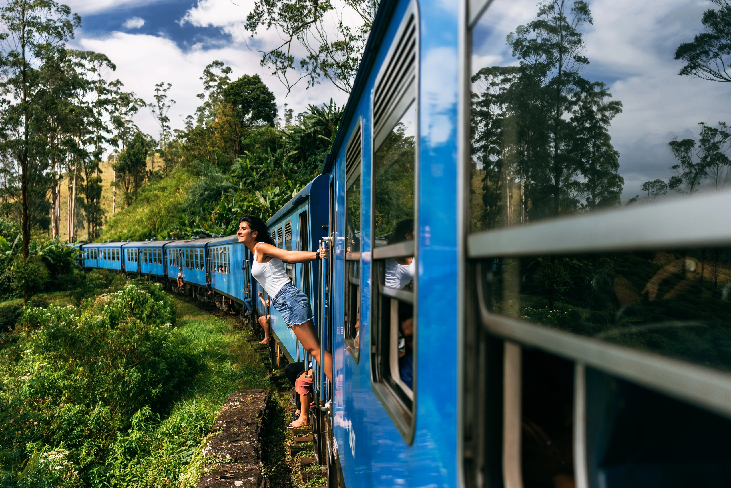Tågresa bland bergen i Sri Lanka