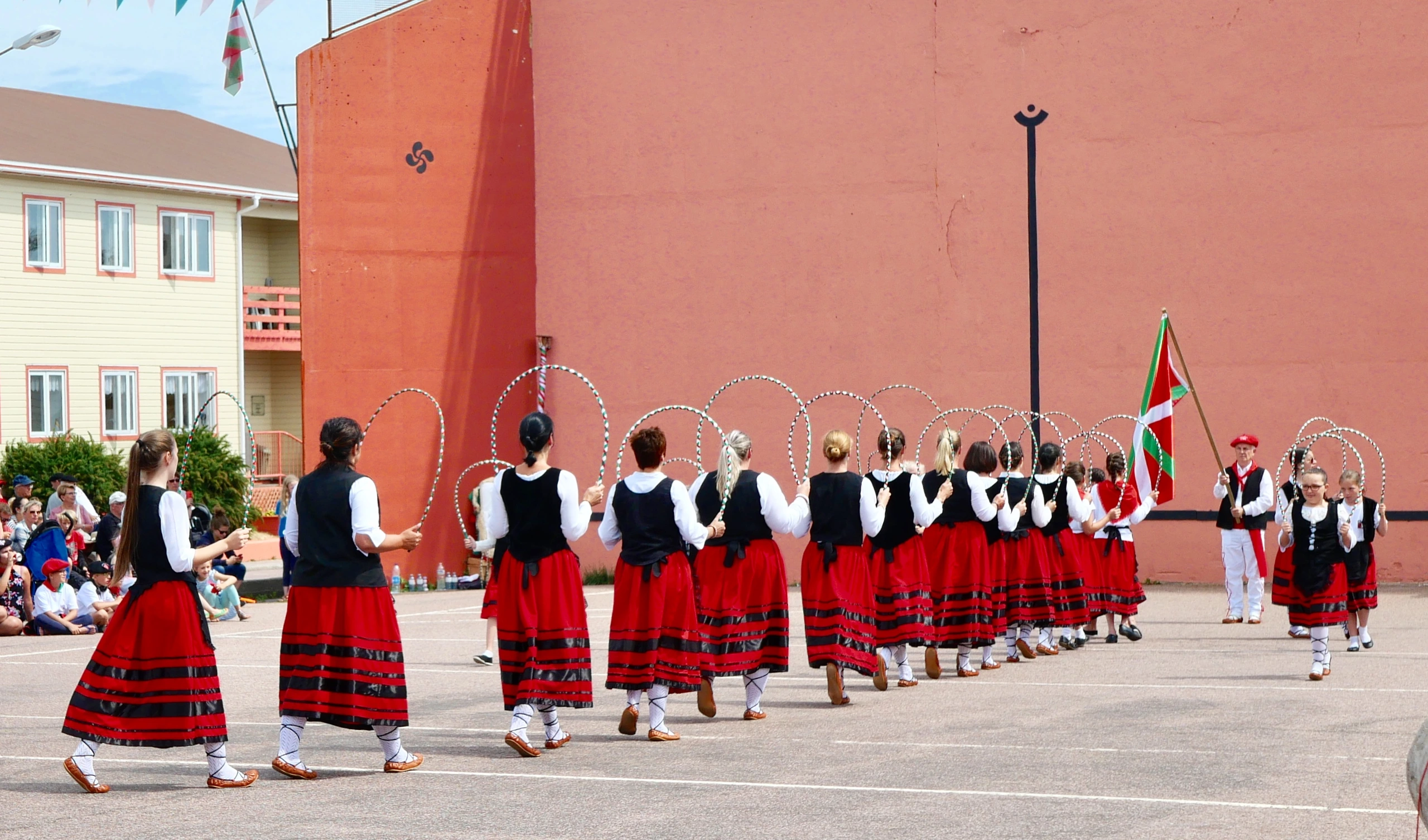 Fêtes basques, folkloriska danser i Saint-Pierre, Saint-Pierre och Miquelon
