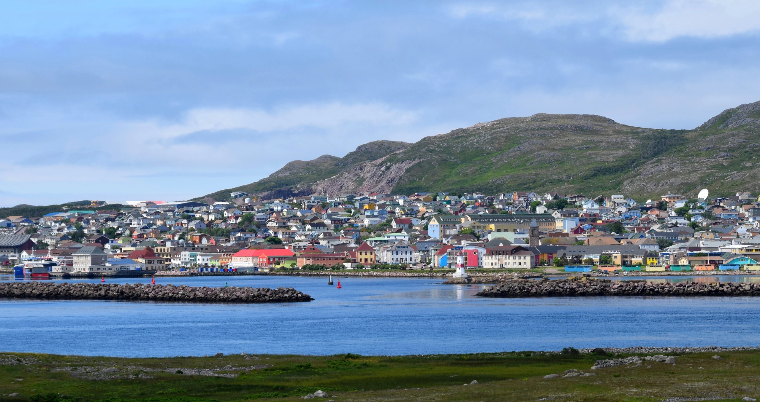 Vy över Saint Pierre från Ile aux Marin, Saint-Pierre och Miquelon
