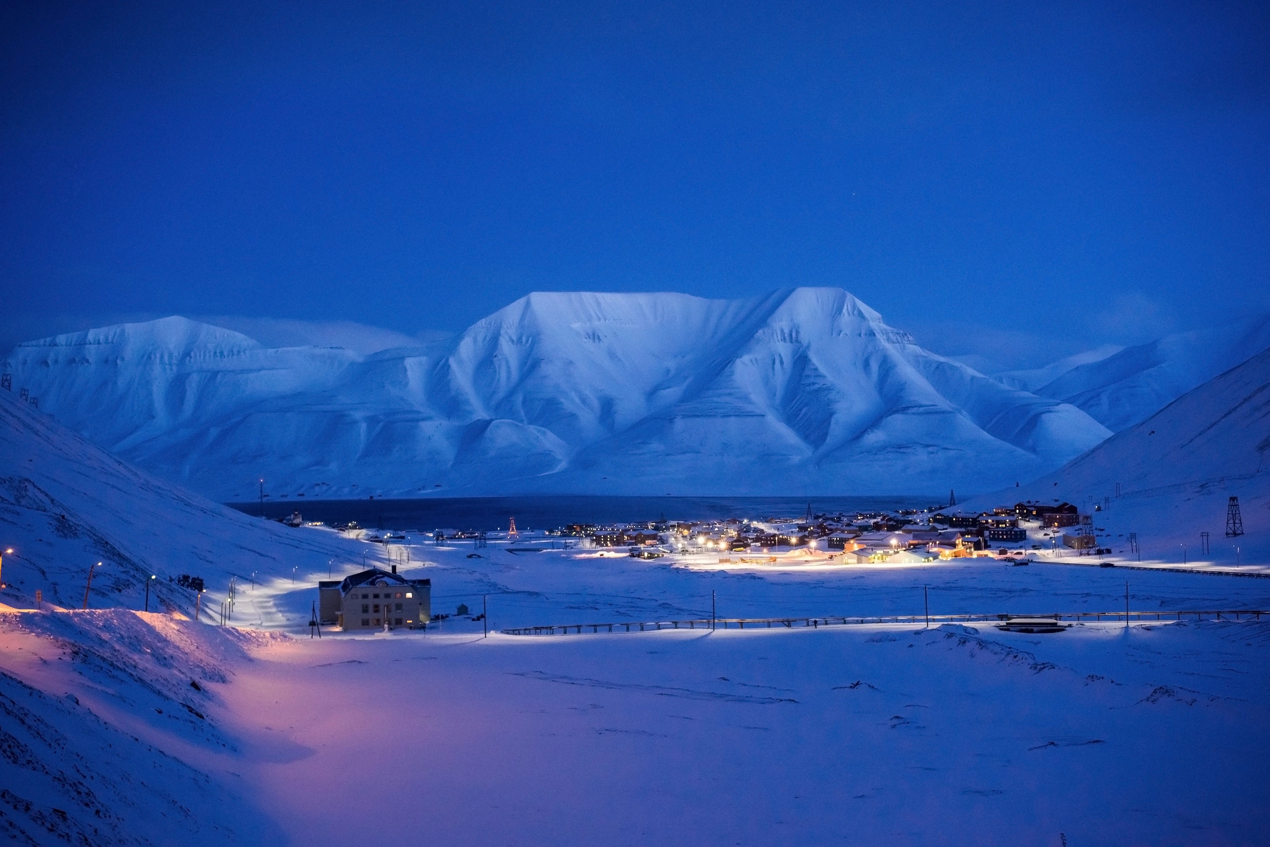 Snöklädda berg vid Longyearbyen, Svalbard