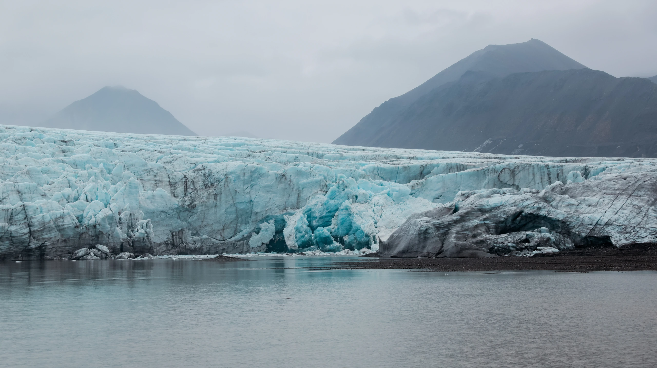 Esmarkglaciären med blå isberg på Svalbard