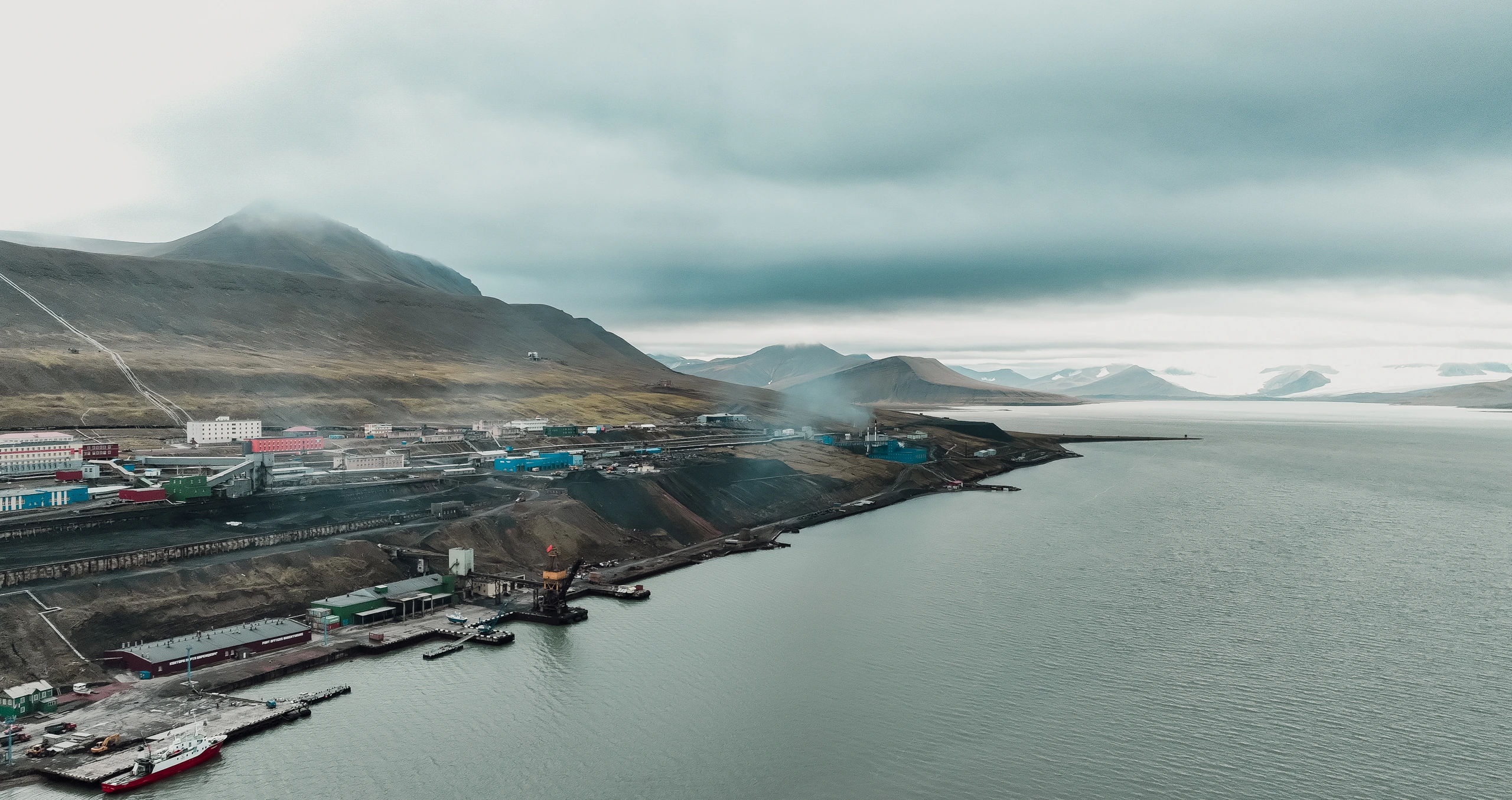 Barentsburg, Svalbard med färgglada byggnader
