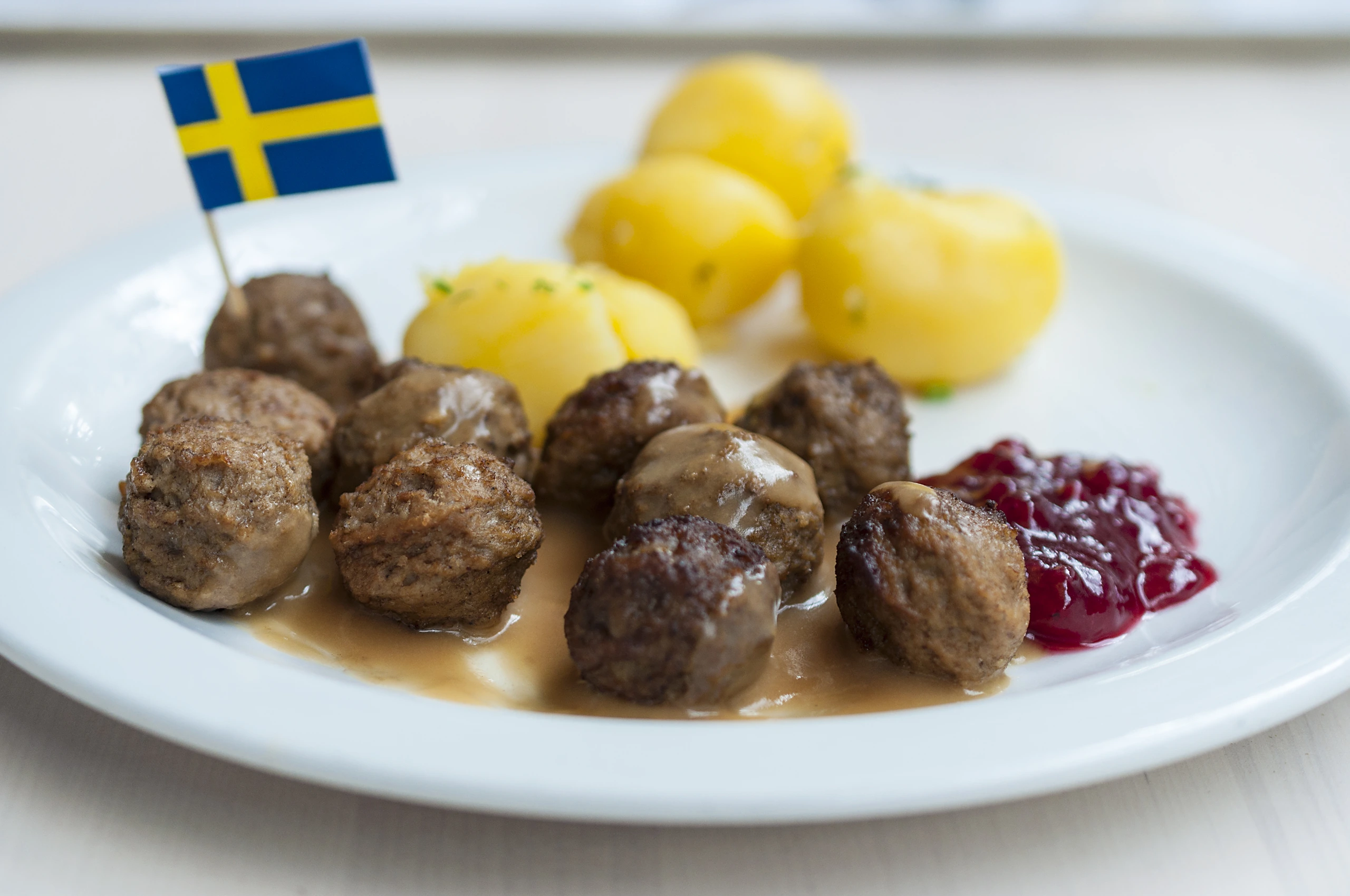 Köttbullar med kokt potatis och röd sås, Sverige