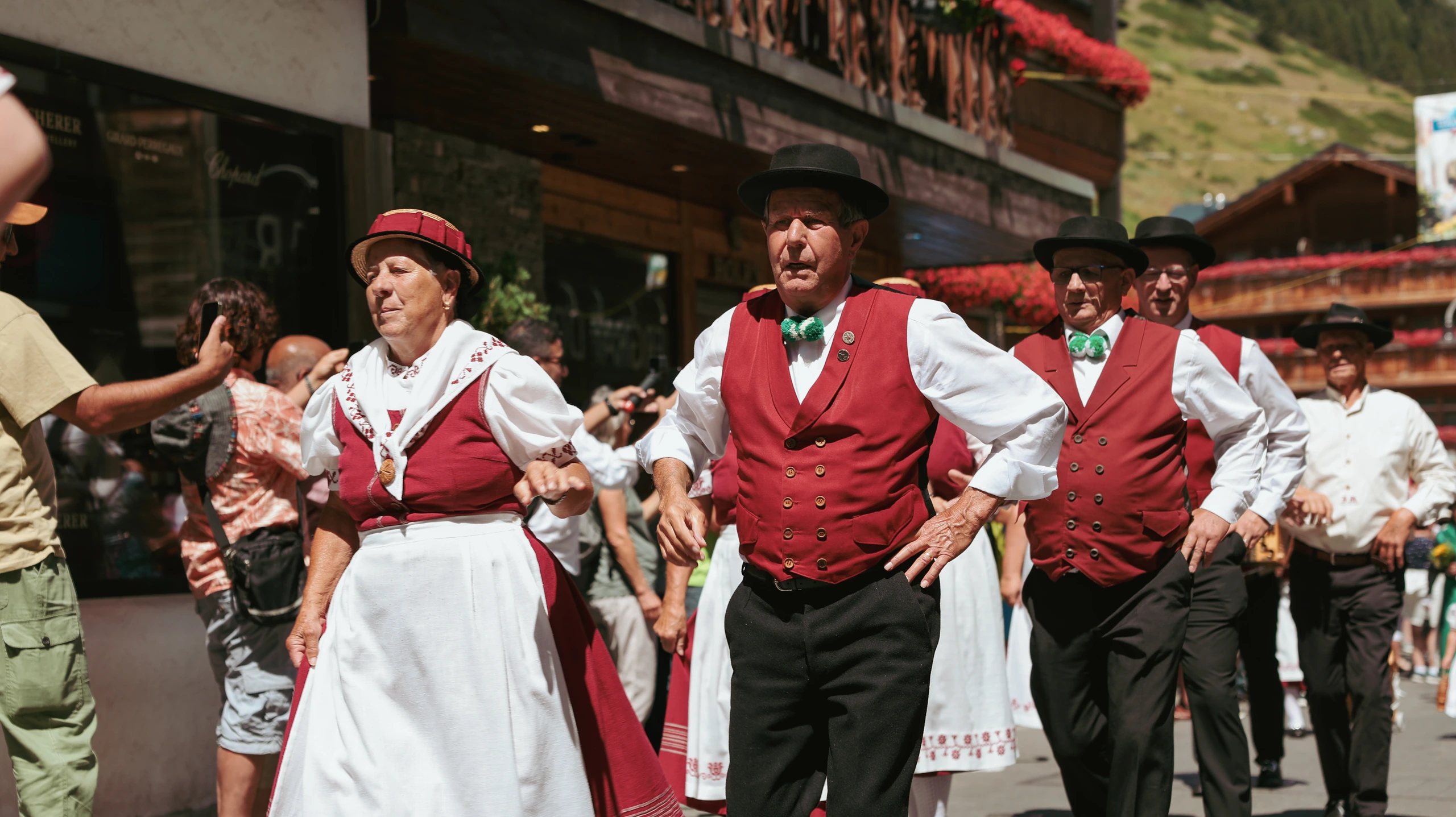 Folkl festivalparad i Zermatt, Schweiz