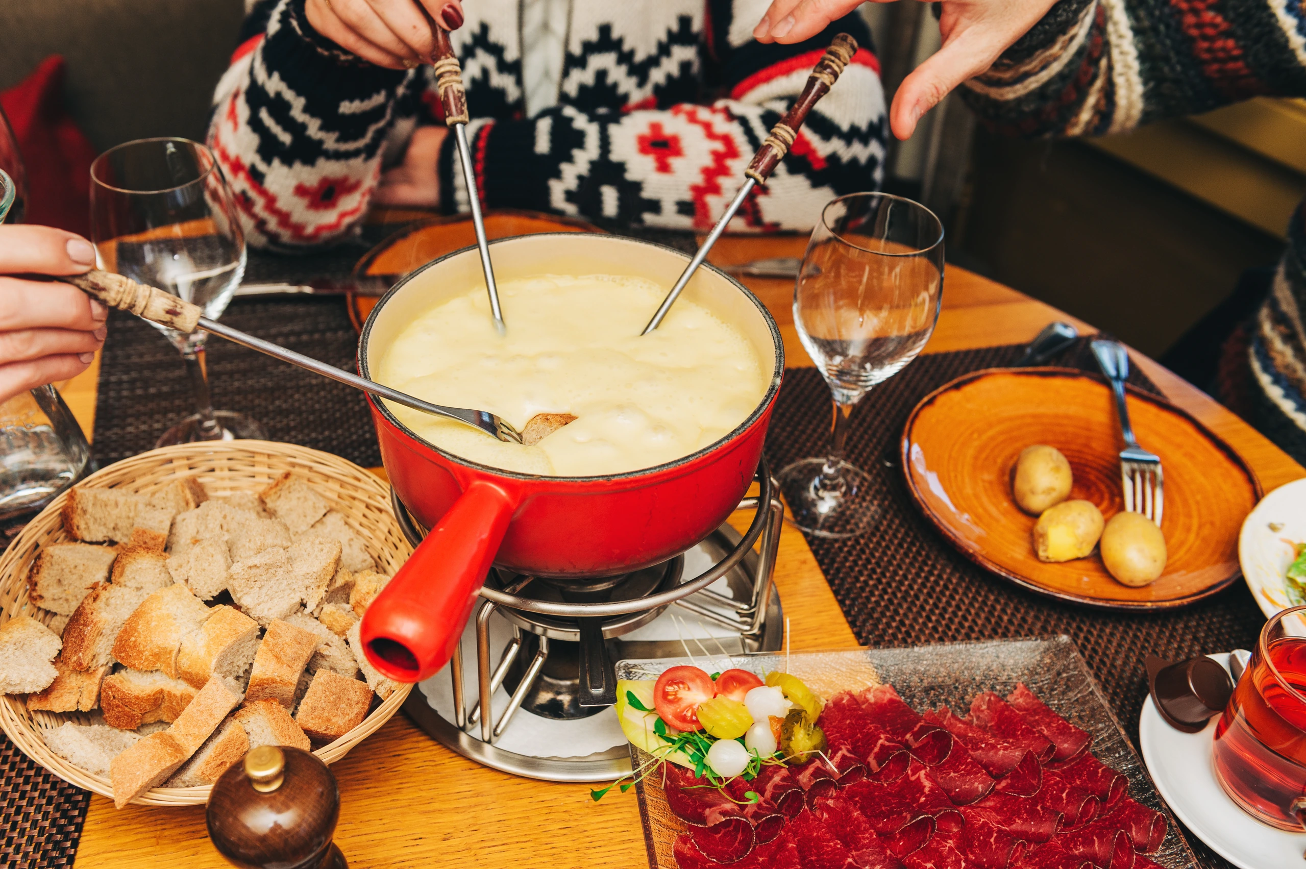 Ostfondue i traditionell schweizisk restaurang, Schweiz