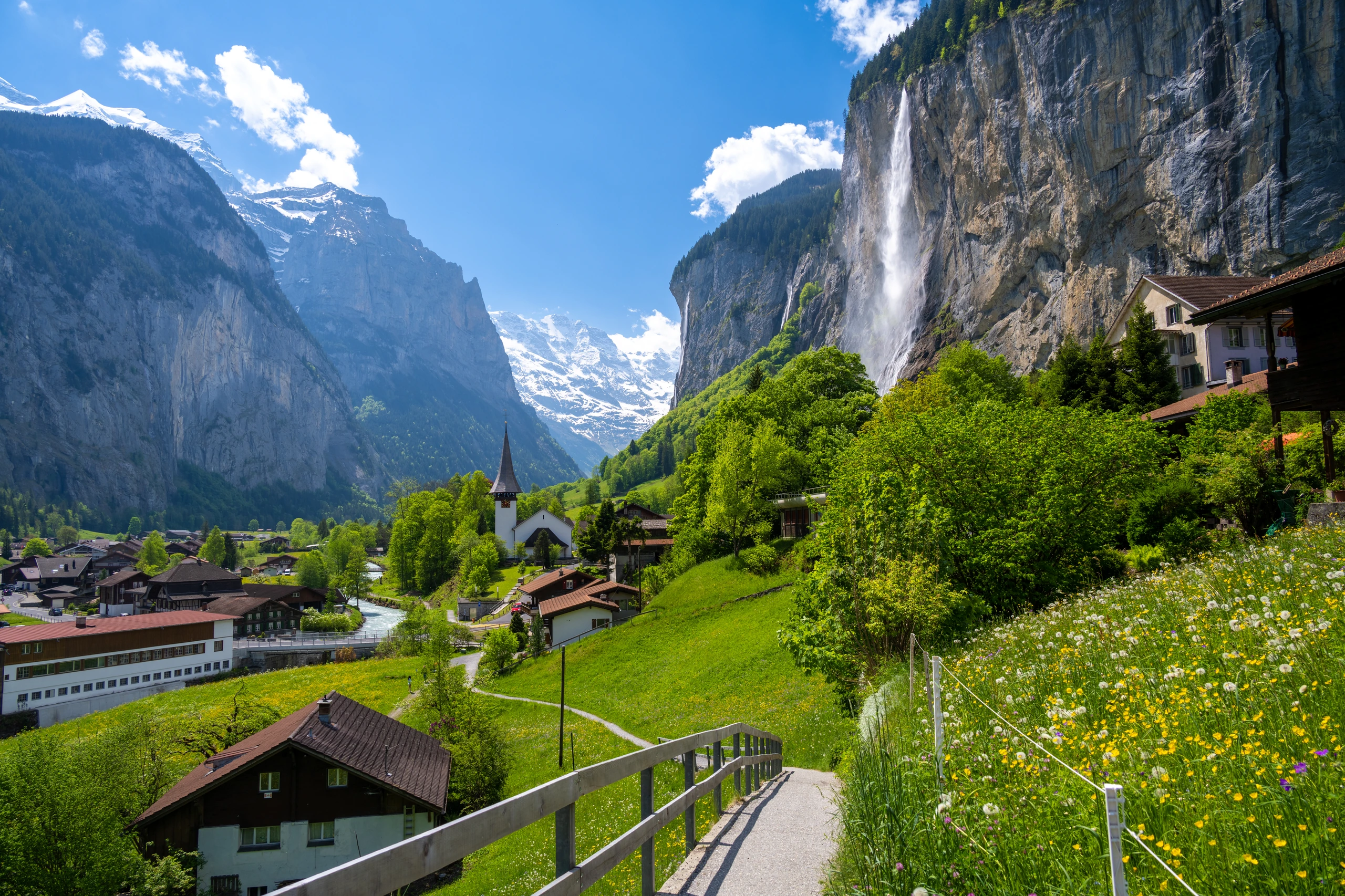 Alplandskap i Lauterbrunnen med kyrka och vattenfall, Schweiz