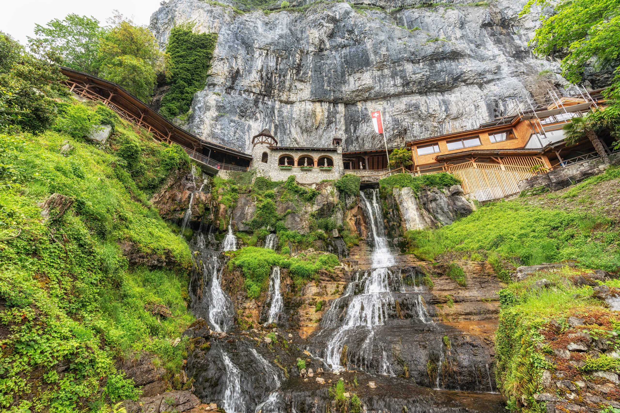 Ingången till Saint Beatus grottorna, Schweiz