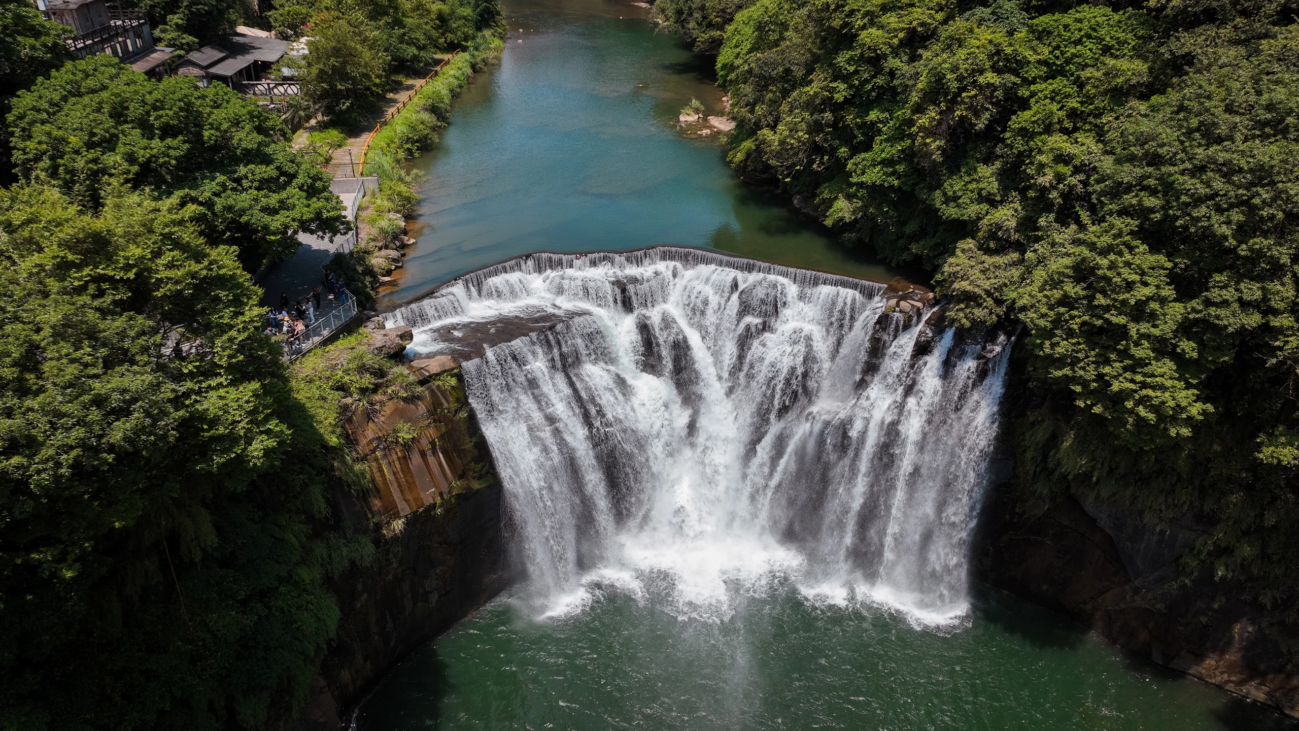 Shifen vattenfall omgiven av grönska, Taiwan