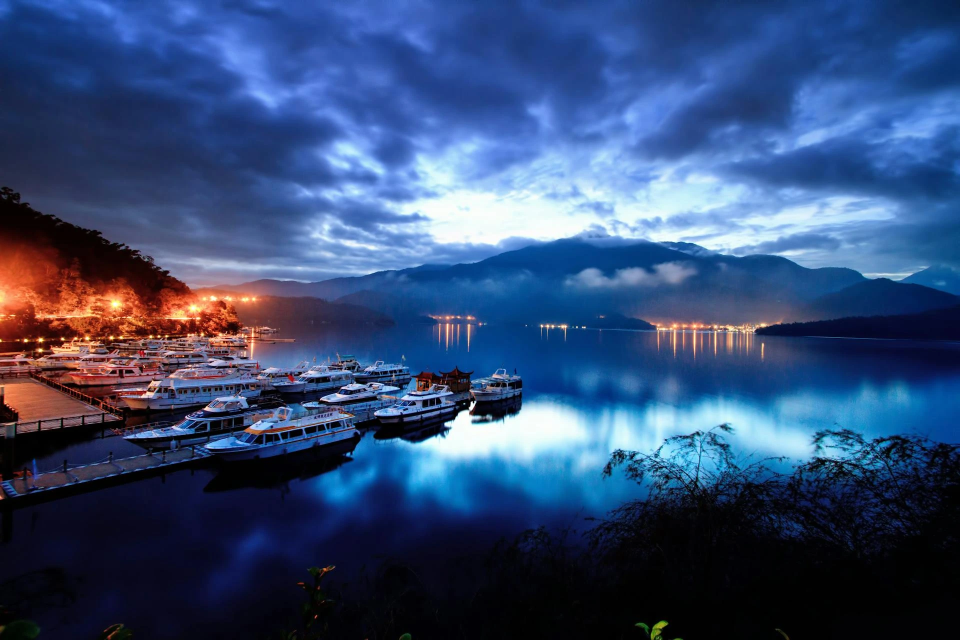 Brygga under molnig himmel i Taiwan