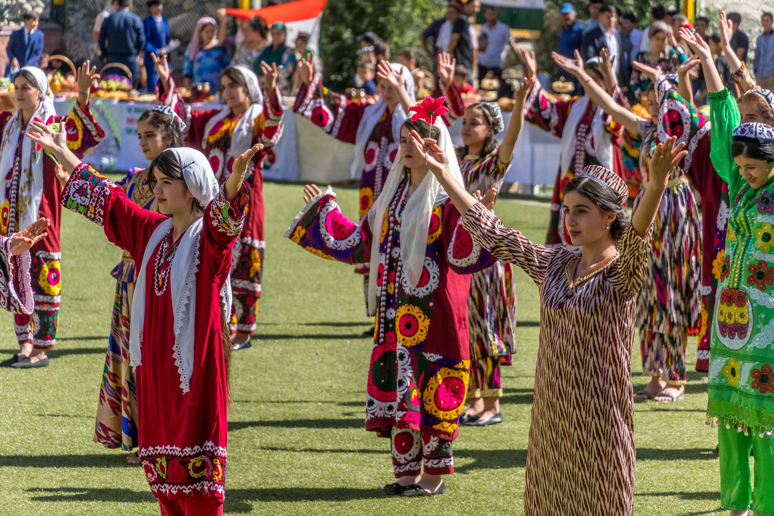 Tadzjiska flickor i nationaldräkter dansar, Tadzjikistan
