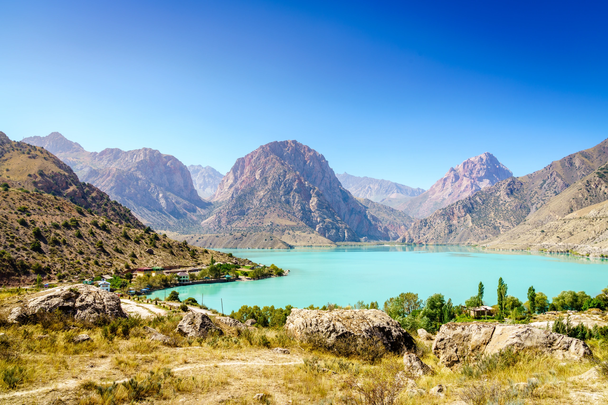 Sjö Iskanderkul i Tadzjikistan